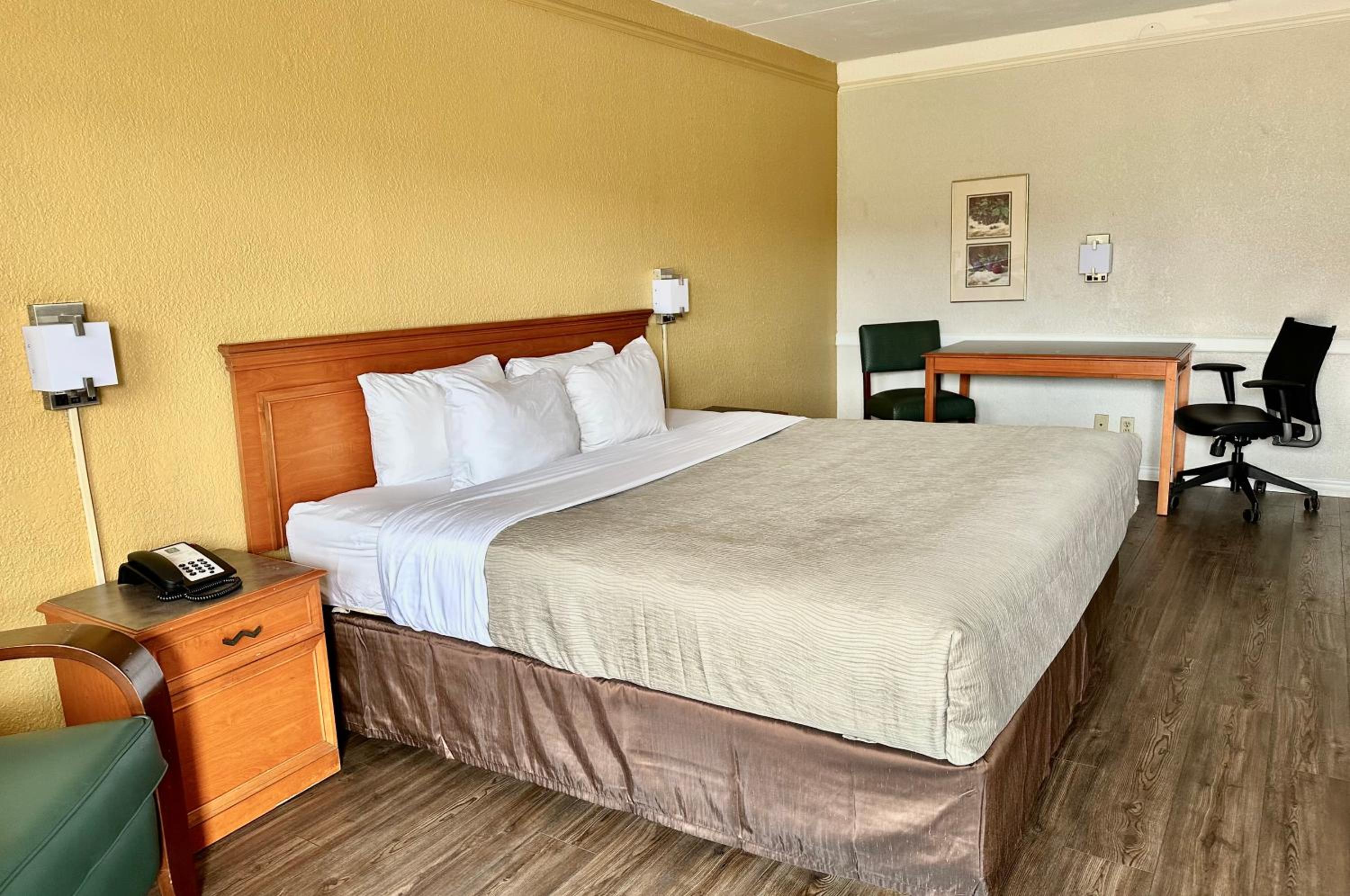 King Room Non-Smoking - Photo 5