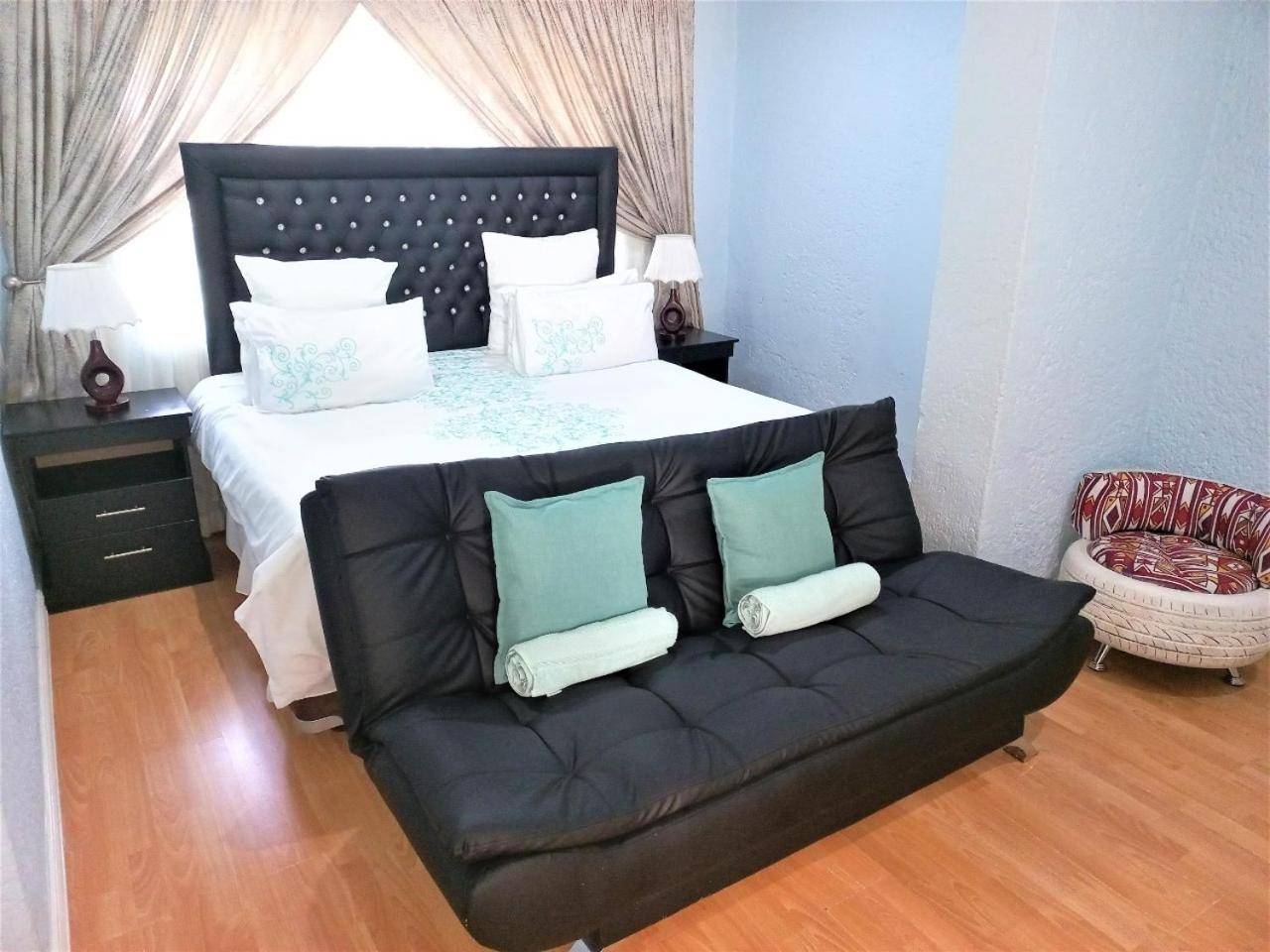Three-Bedroom Villa - Photo 1