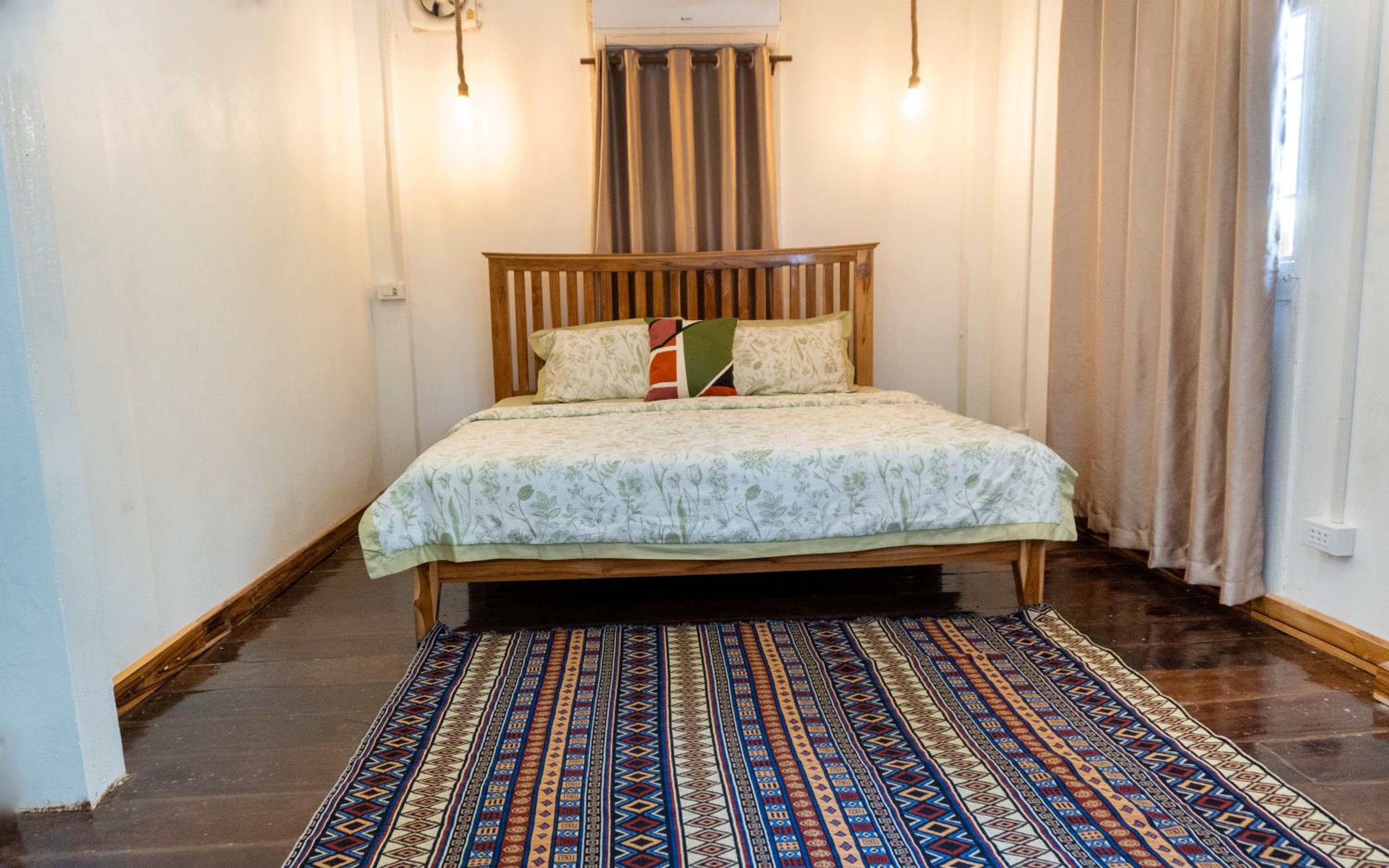 Queen Room with Shared Bathroom photo 2