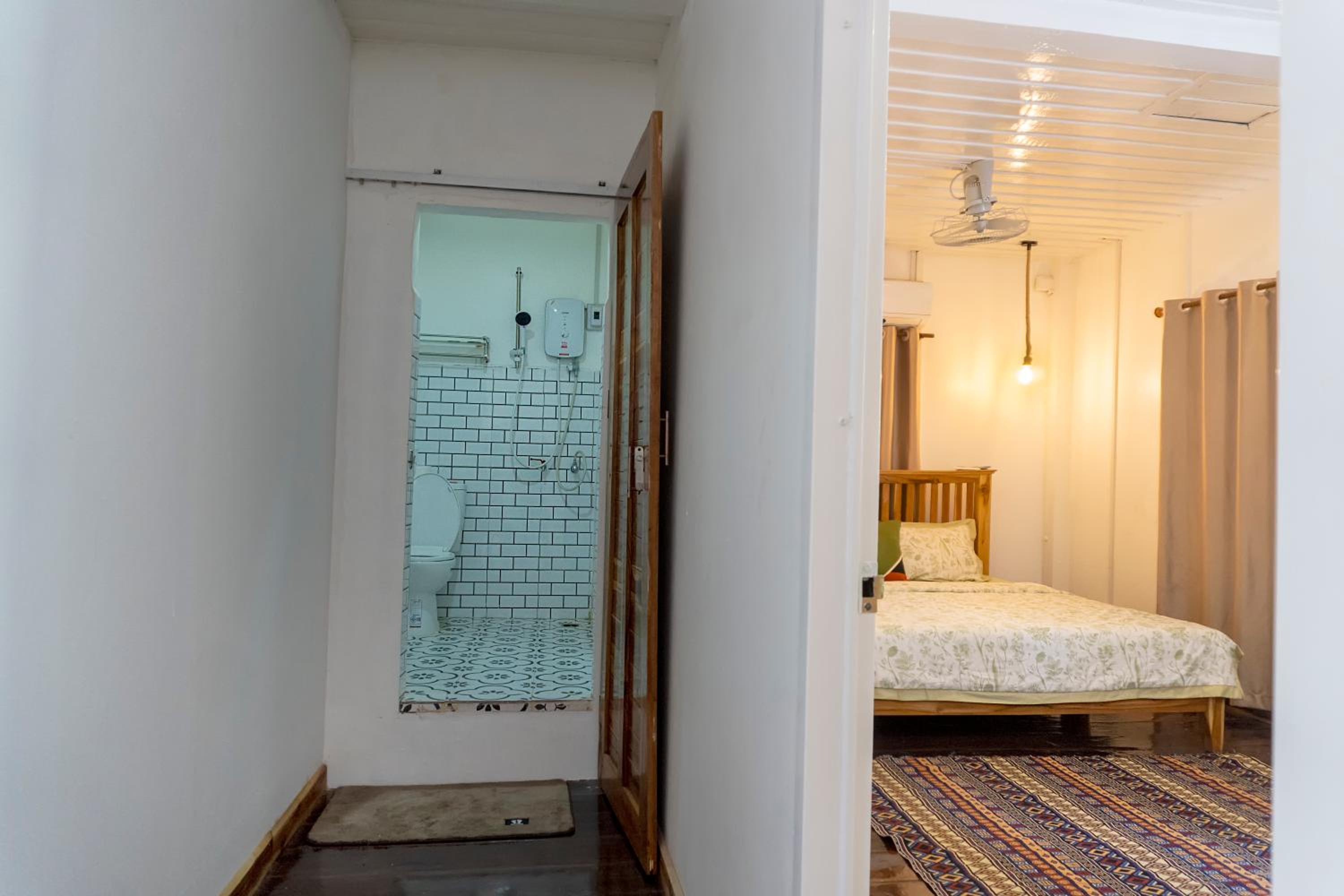 Queen Room with Shared Bathroom photo 1