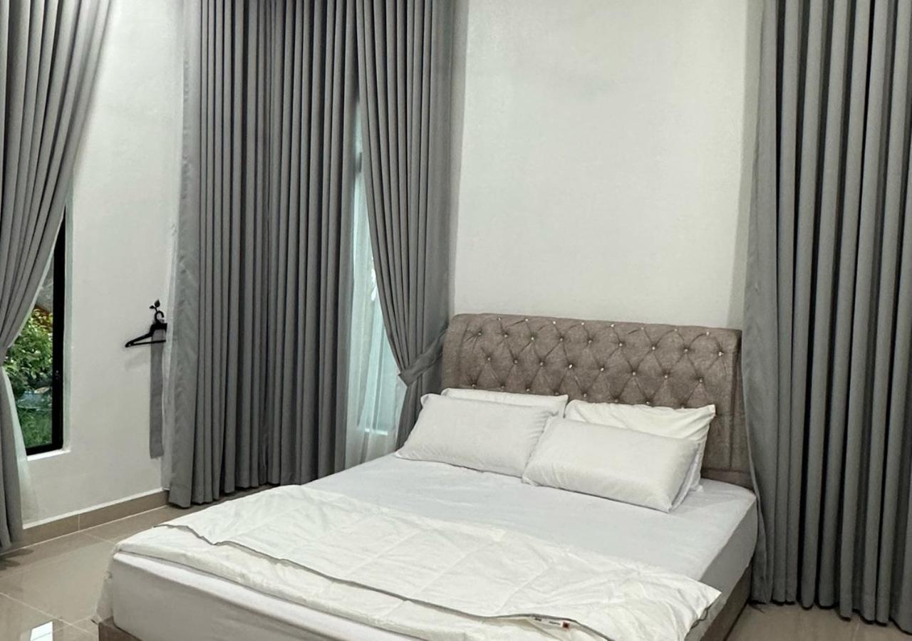 Three-Bedroom House photo 3