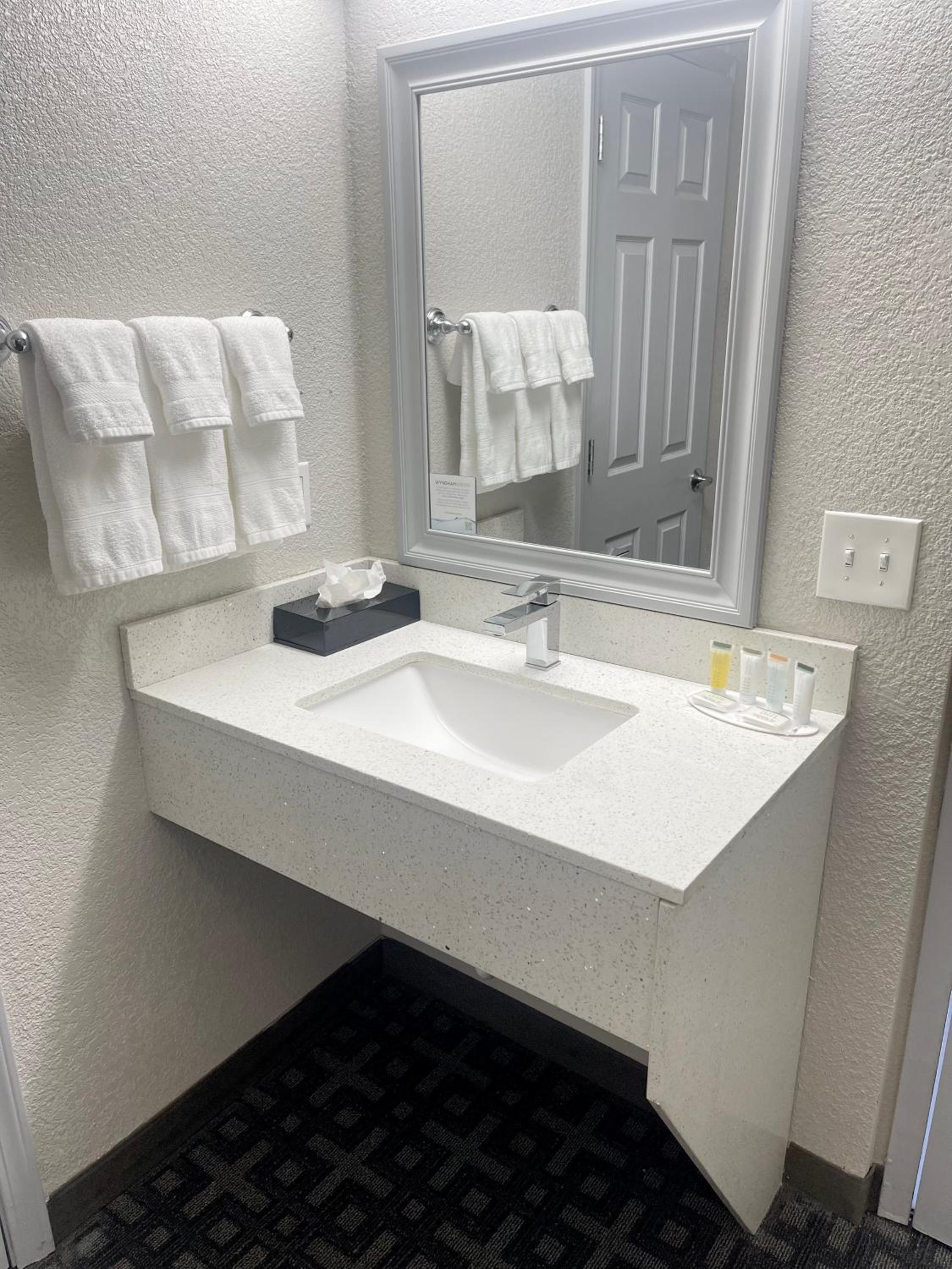 King Suite - Non-Smoking - Photo 3