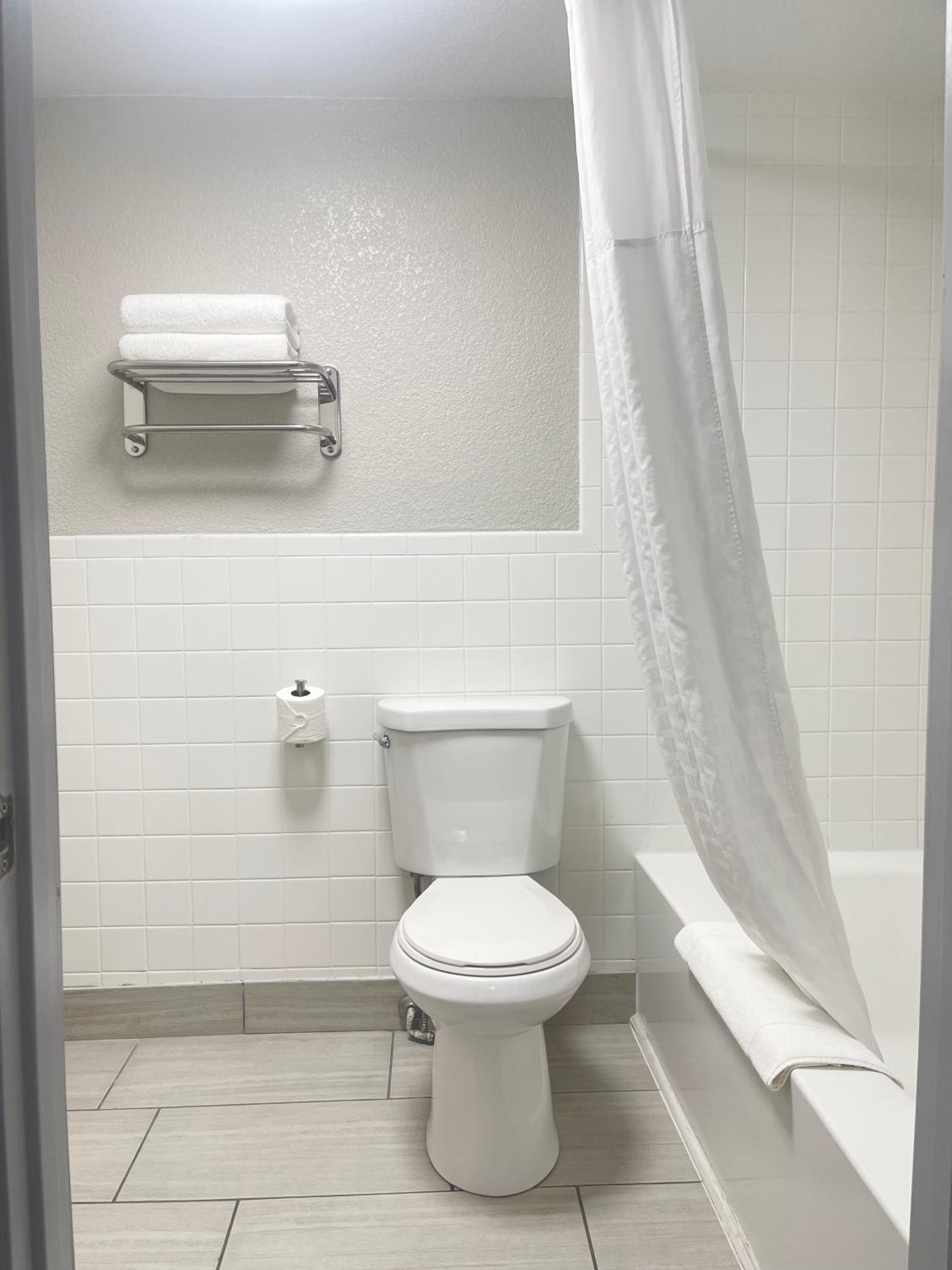 King Suite - Non-Smoking - Photo 4
