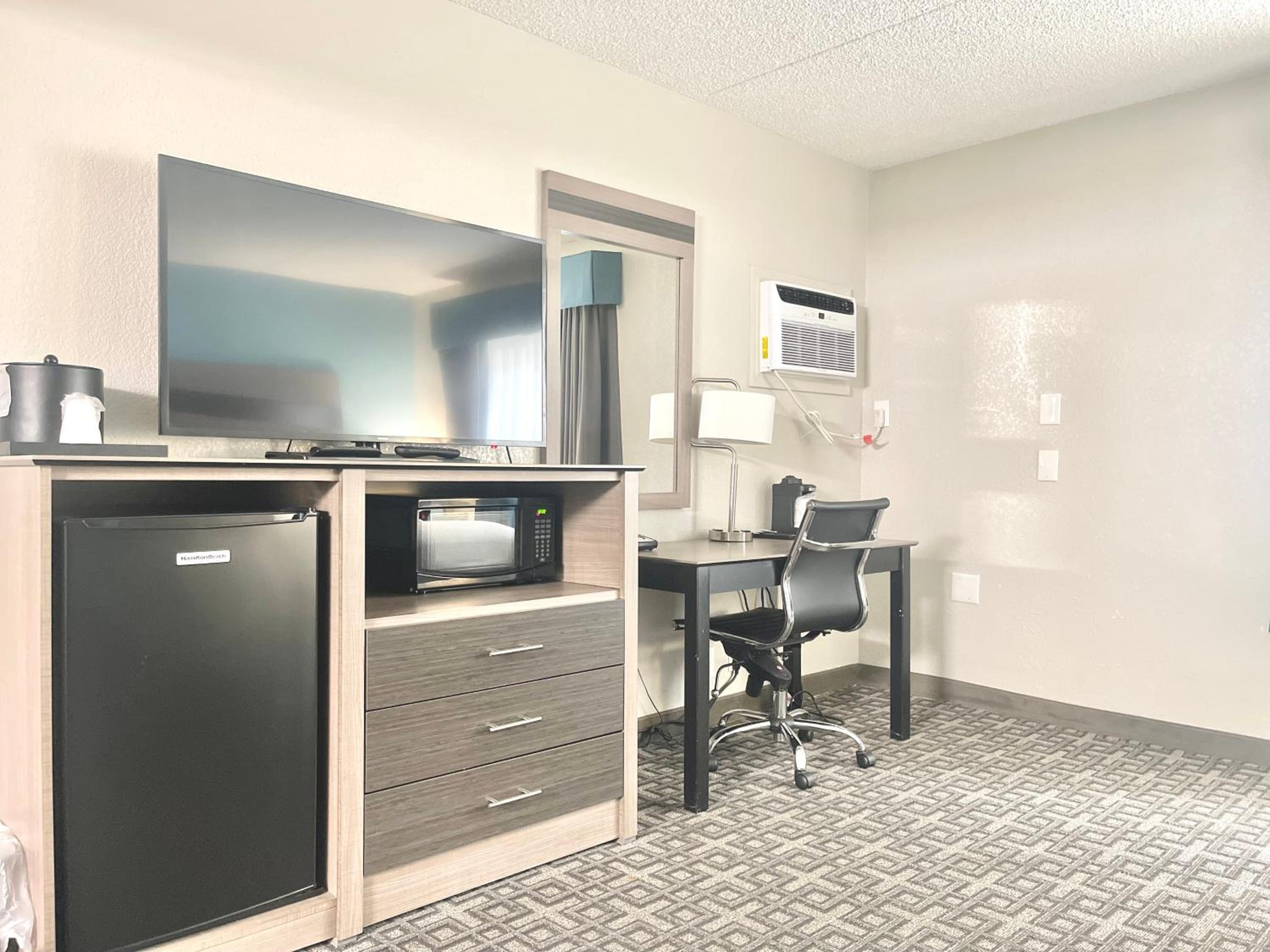 King Suite - Non-Smoking - Photo 5