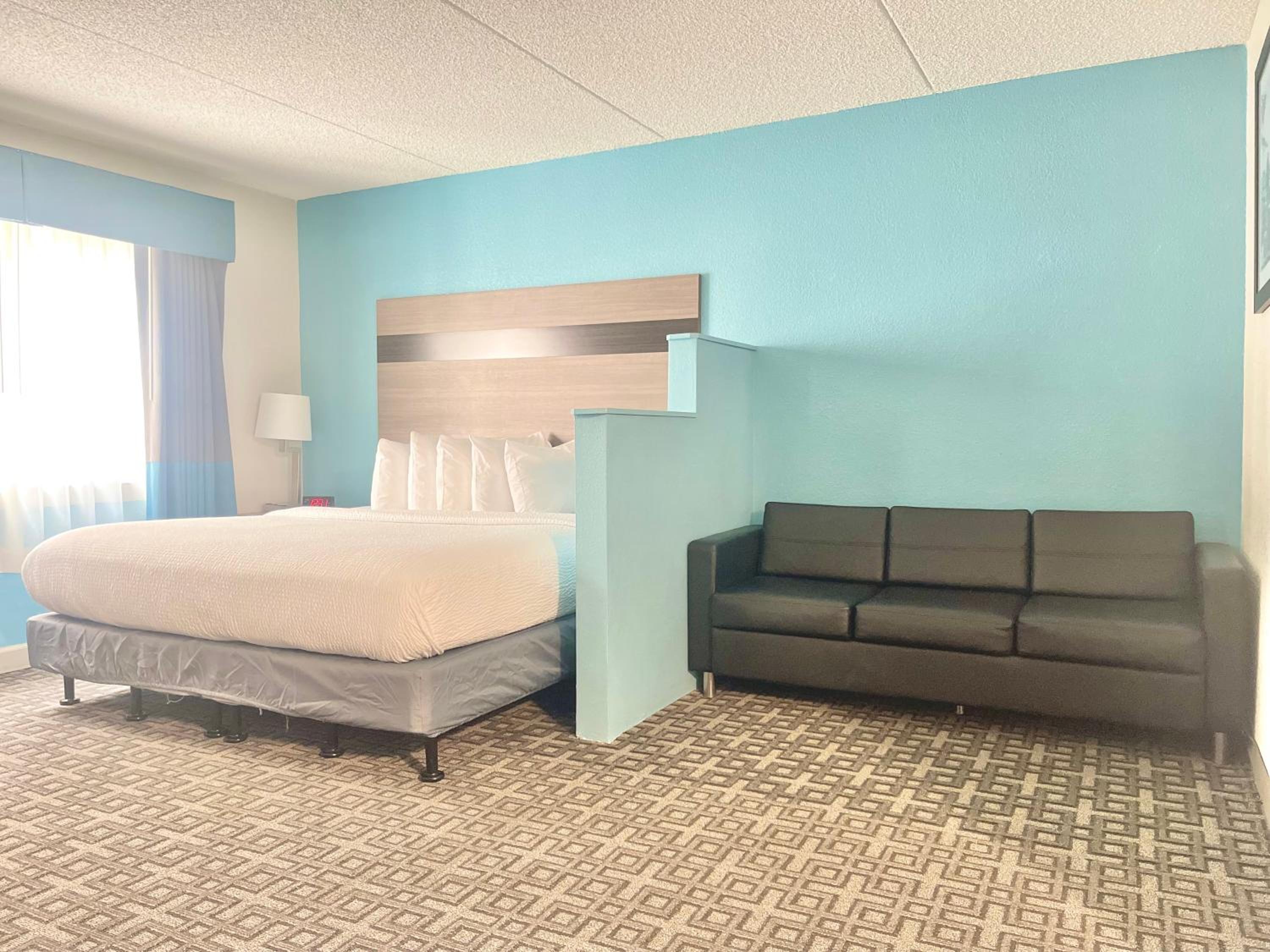 King Suite - Non-Smoking - Photo 2