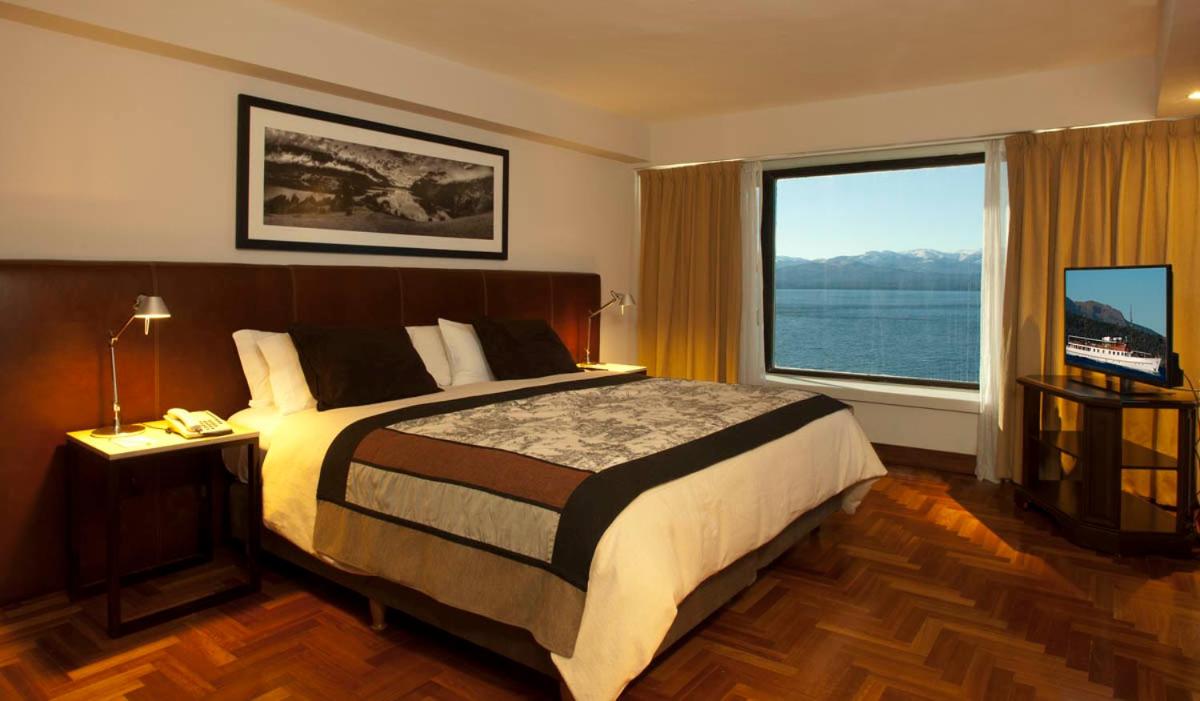 Deluxe Guest Room with 1 King, Lake view photo 3