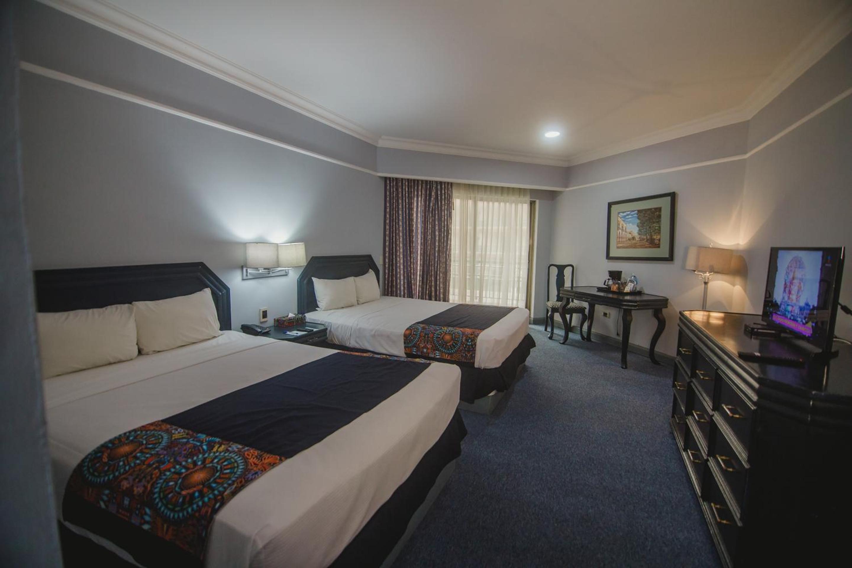 2 Queen Beds - Non Smoking - Photo 1
