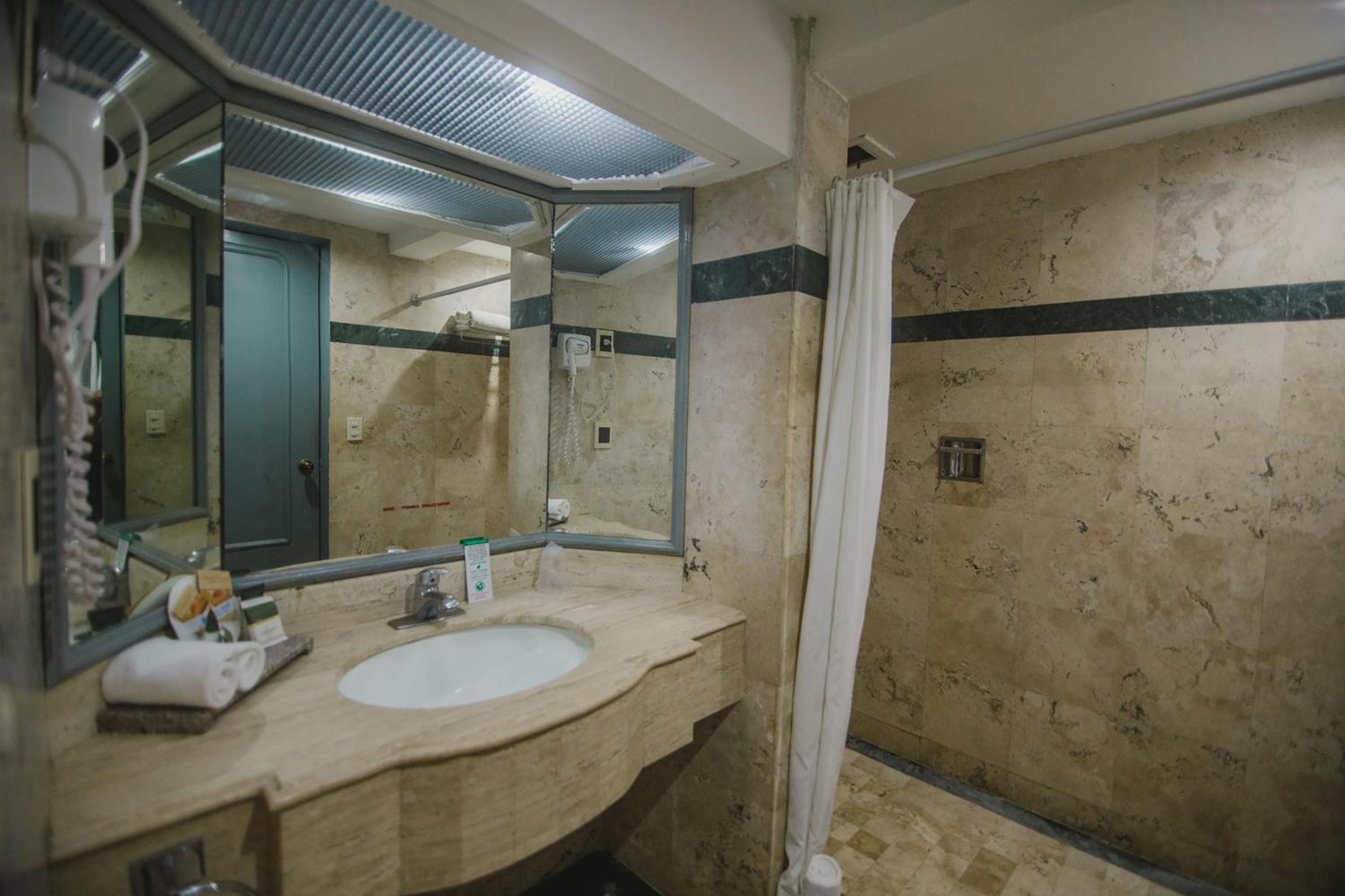 King Room - Non Smoking - Photo 8