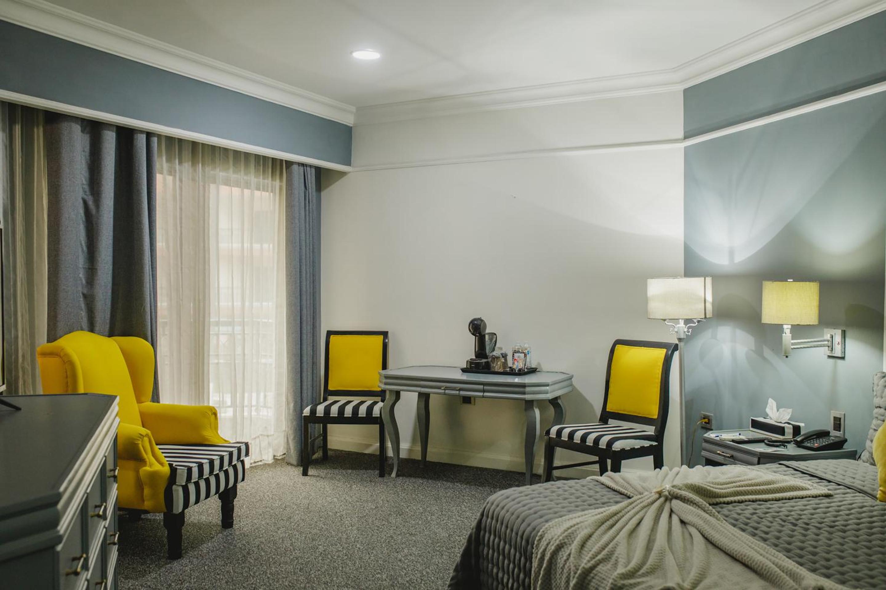 King Suite - Non Smoking - Photo 2