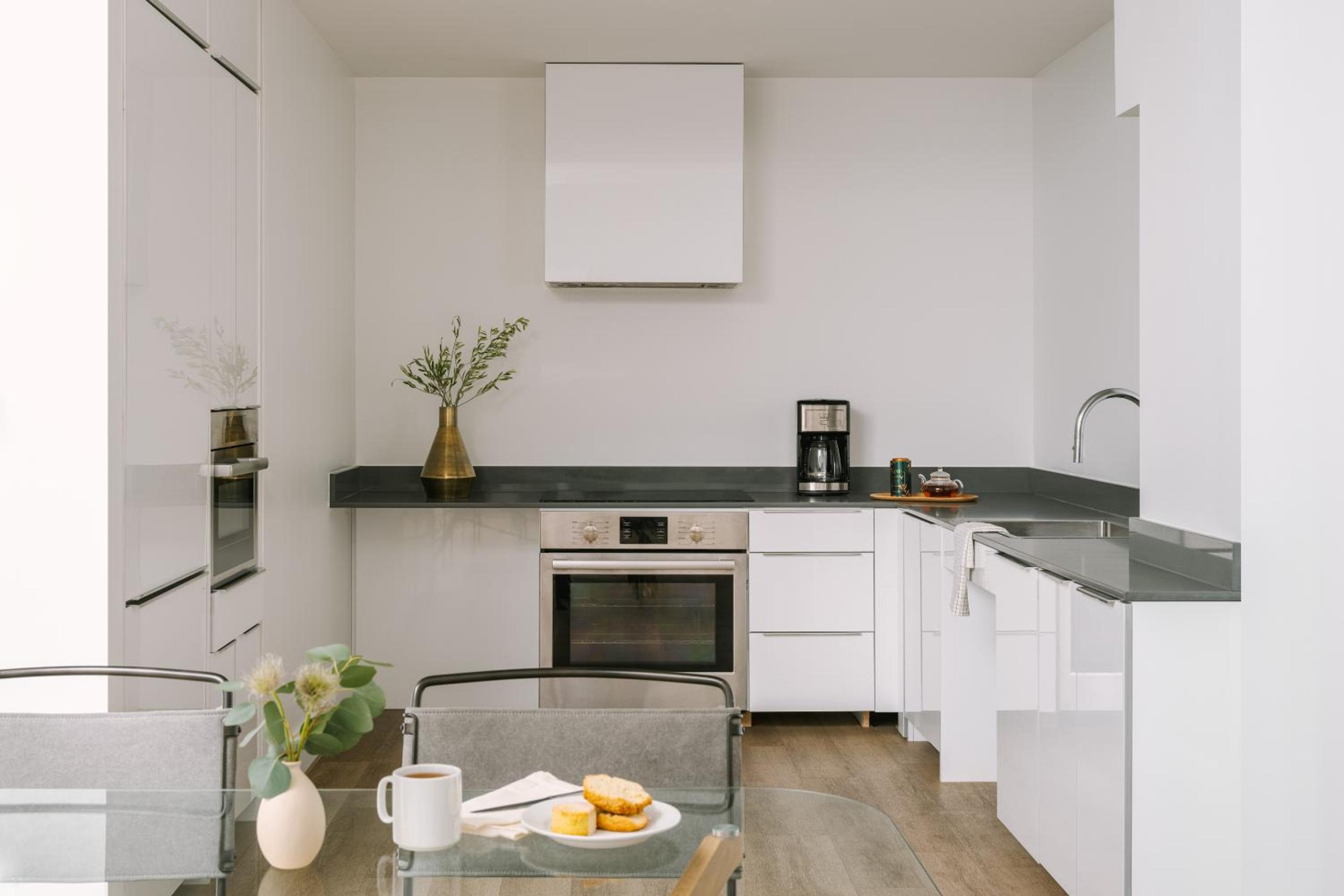 Deluxe Three-Bedroom Apartment thumbnail 6