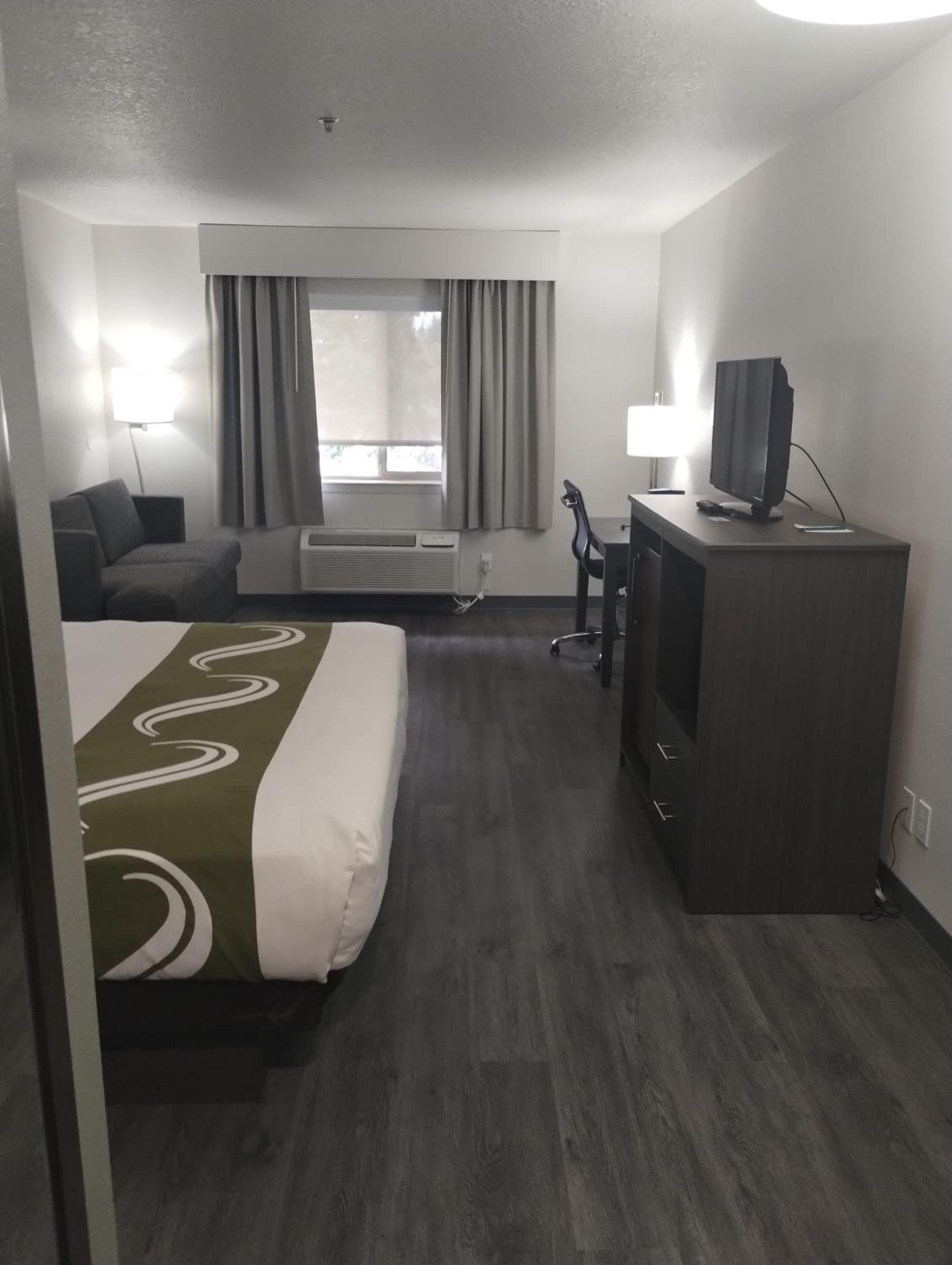 Standard King Room with Sofa Bed - Non Smoking - Photo 2