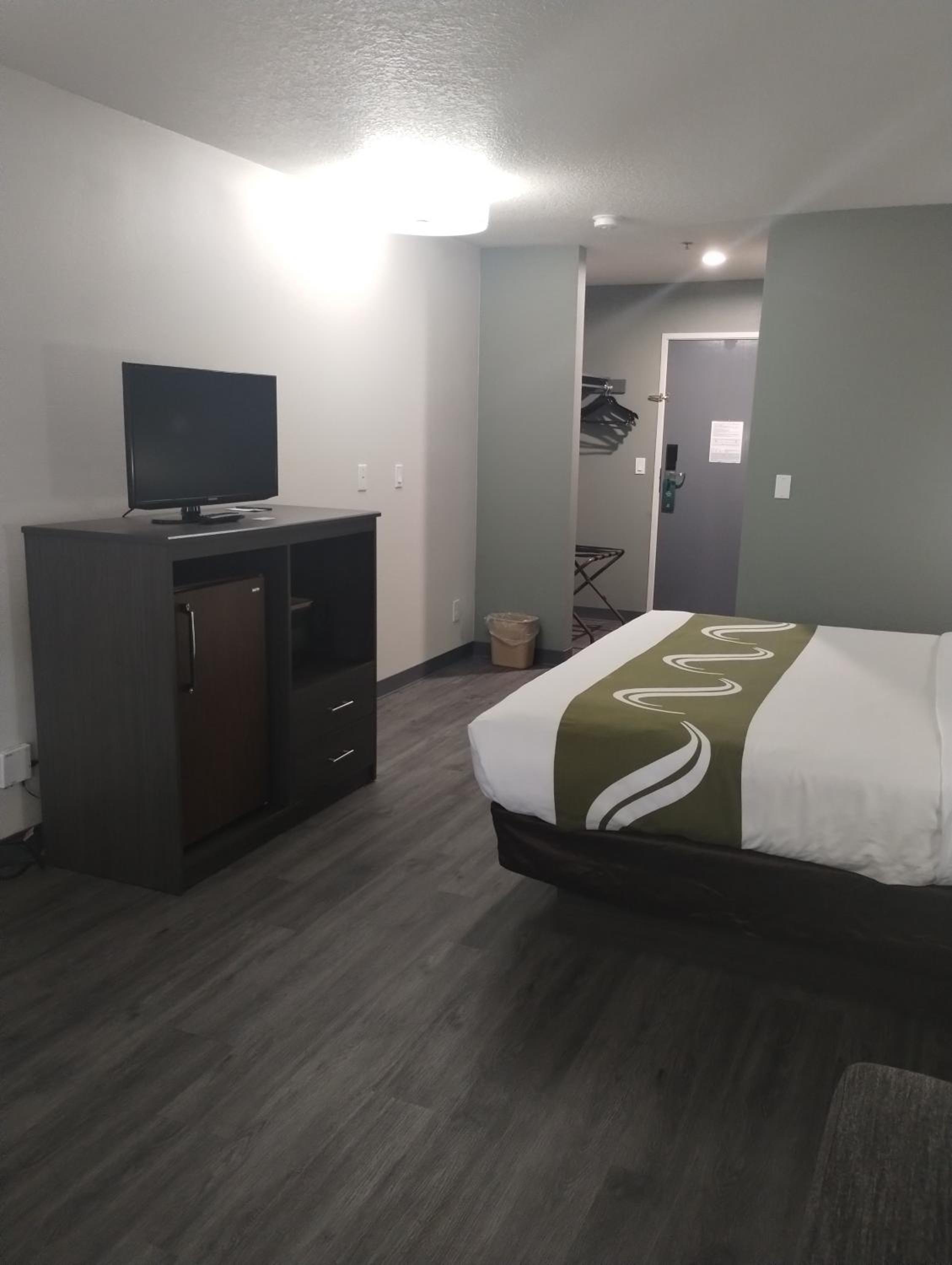 Queen Room - Accessible/Non Smoking - Photo 2