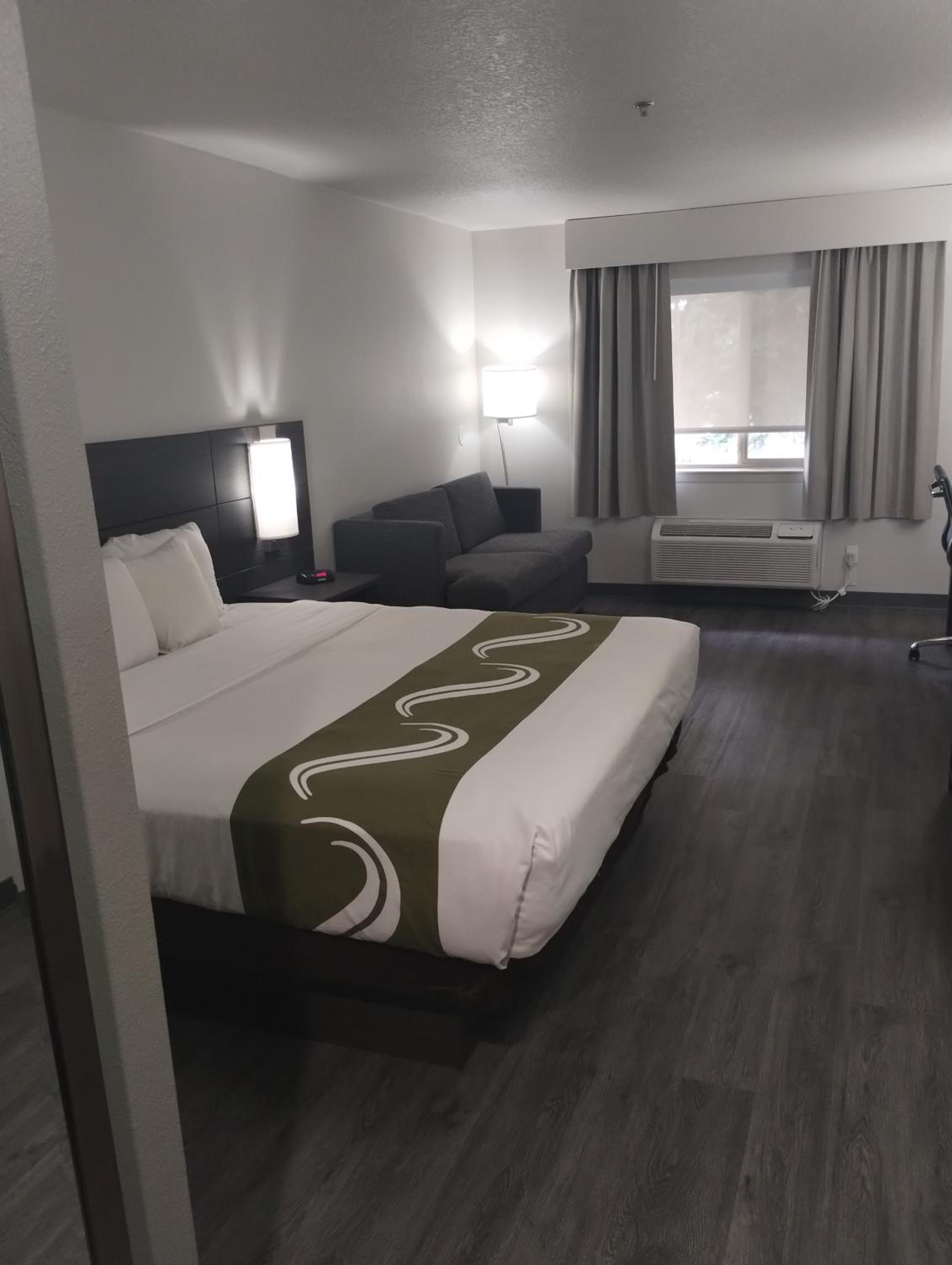 Standard King Room with Sofa Bed - Non Smoking - Photo 1