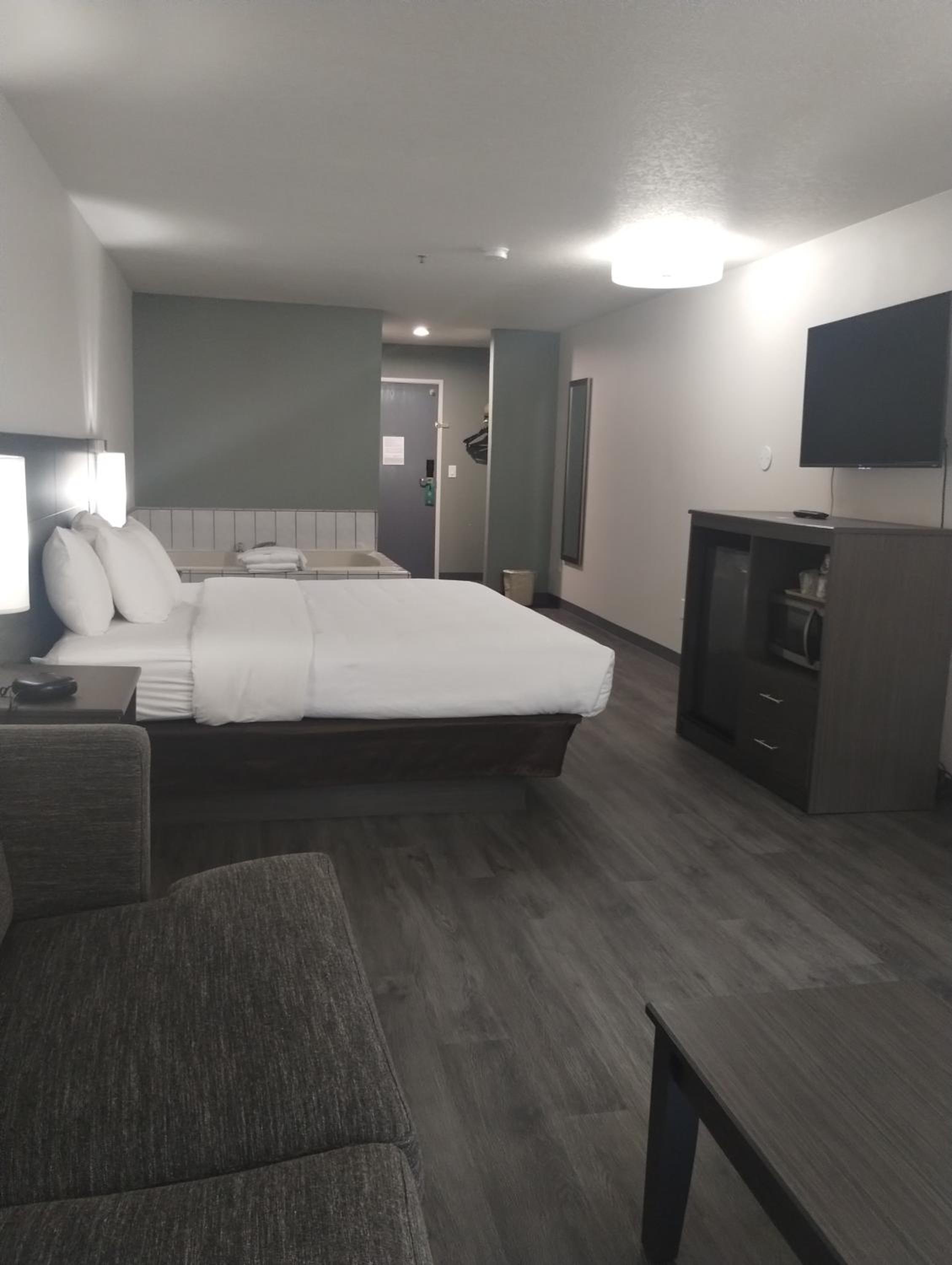 Standard King Room with Whirlpool in bath and Sofabed - Non Smoking  - Photo 2