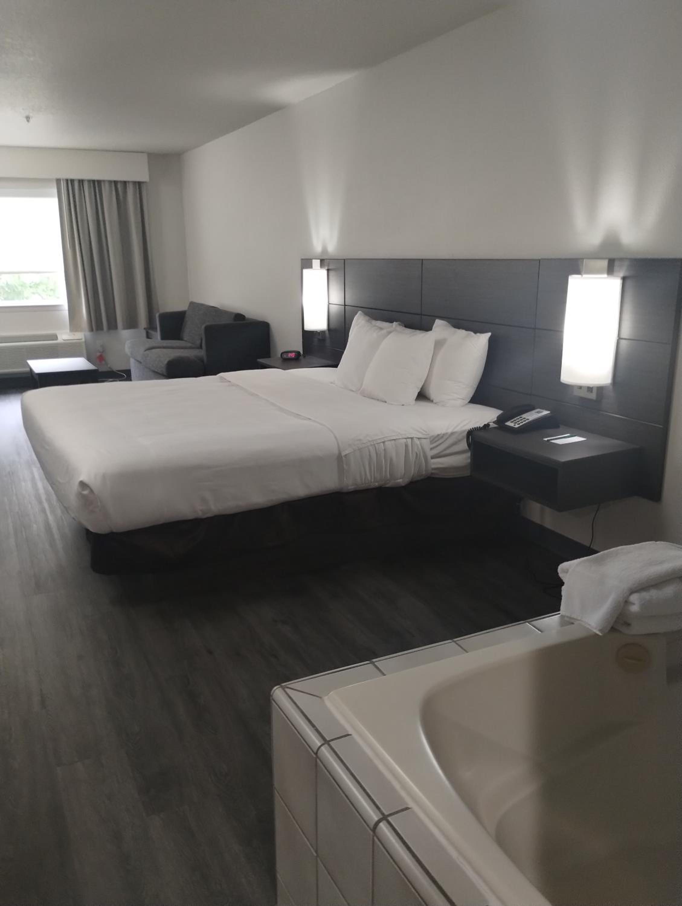Standard King Room with Whirlpool in bath and Sofabed - Non Smoking  - Photo 1