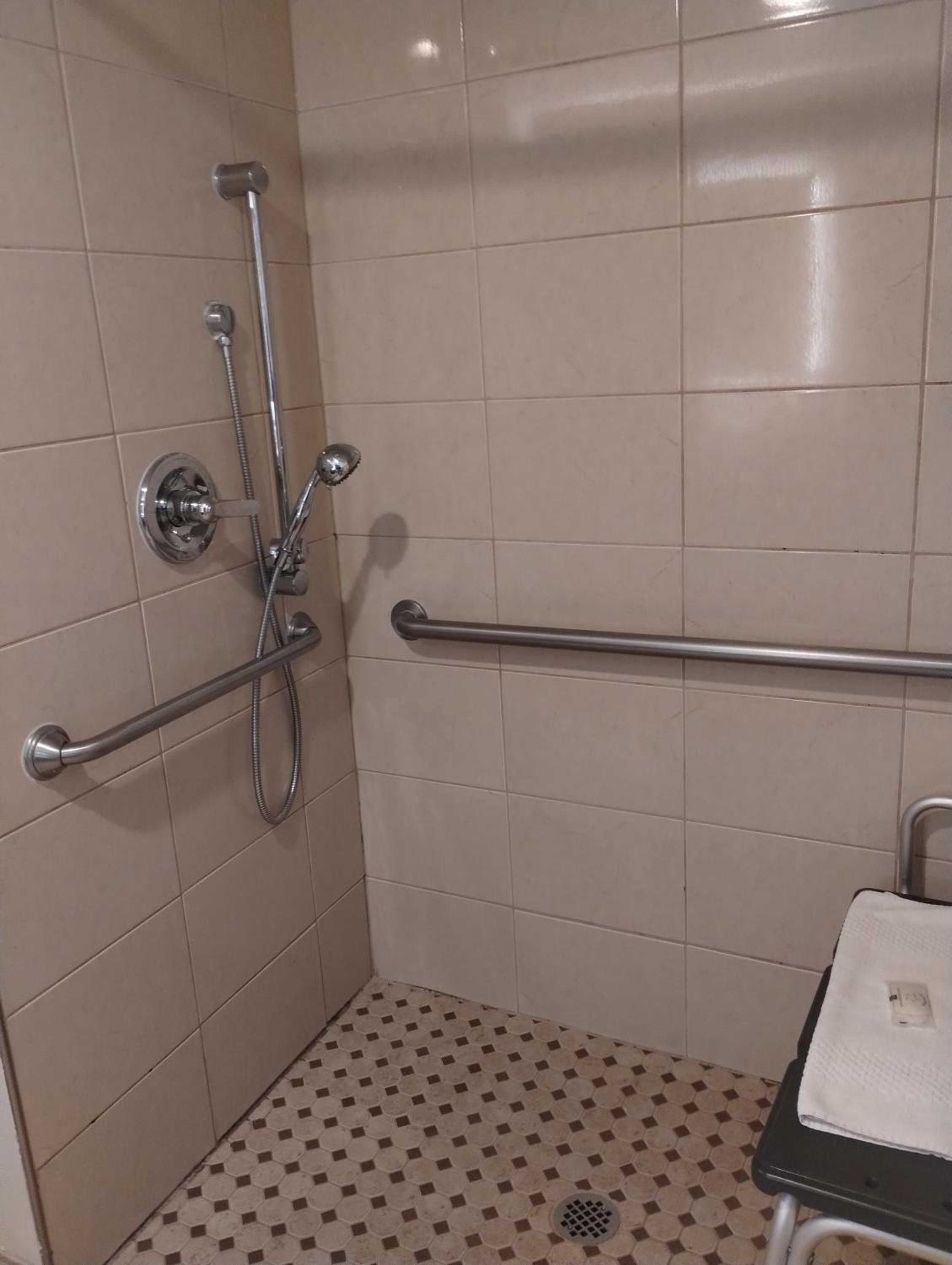 Queen Room - Accessible/Non Smoking - Photo 6