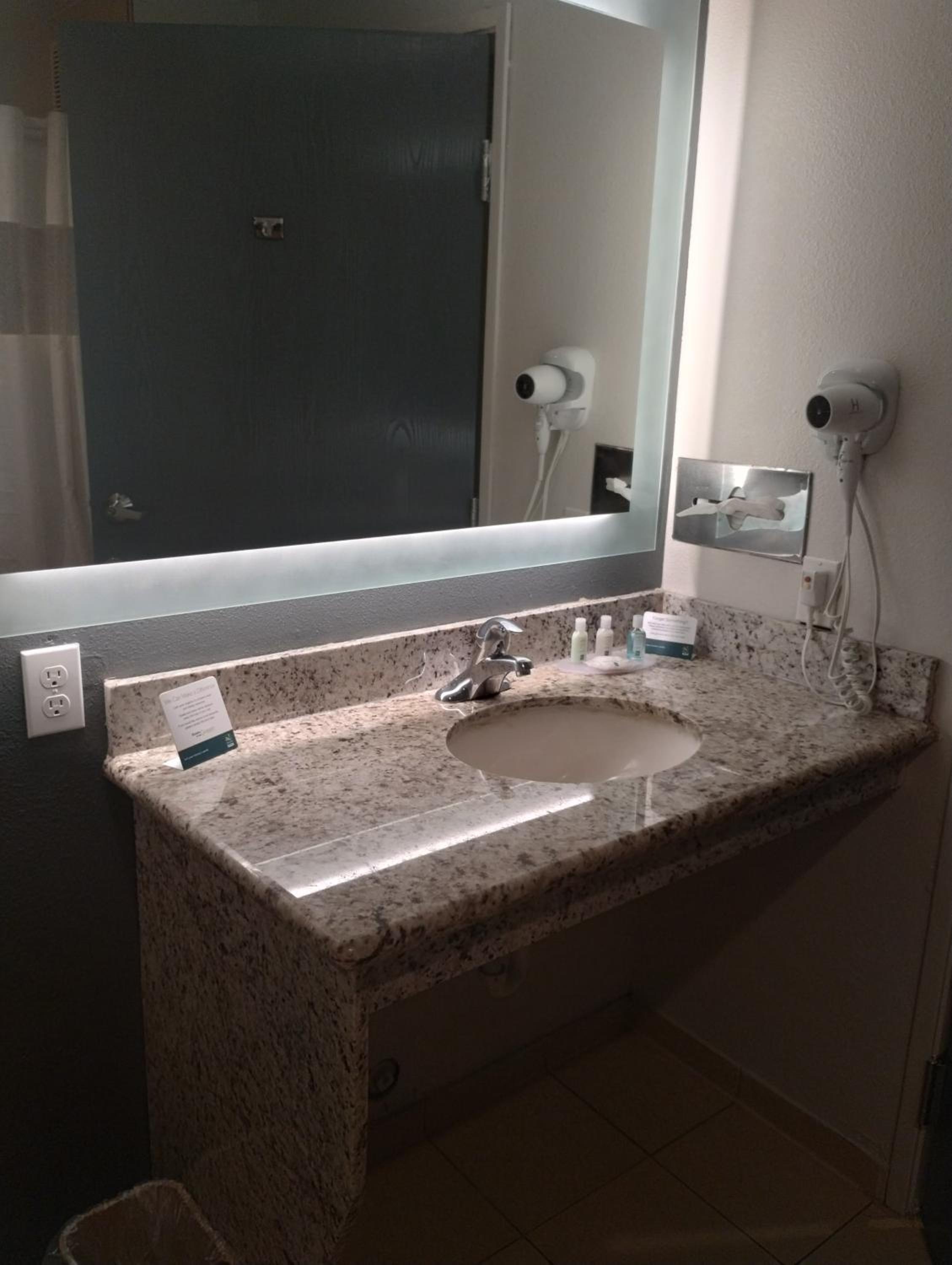 Queen Room - Accessible/Non Smoking - Photo 3