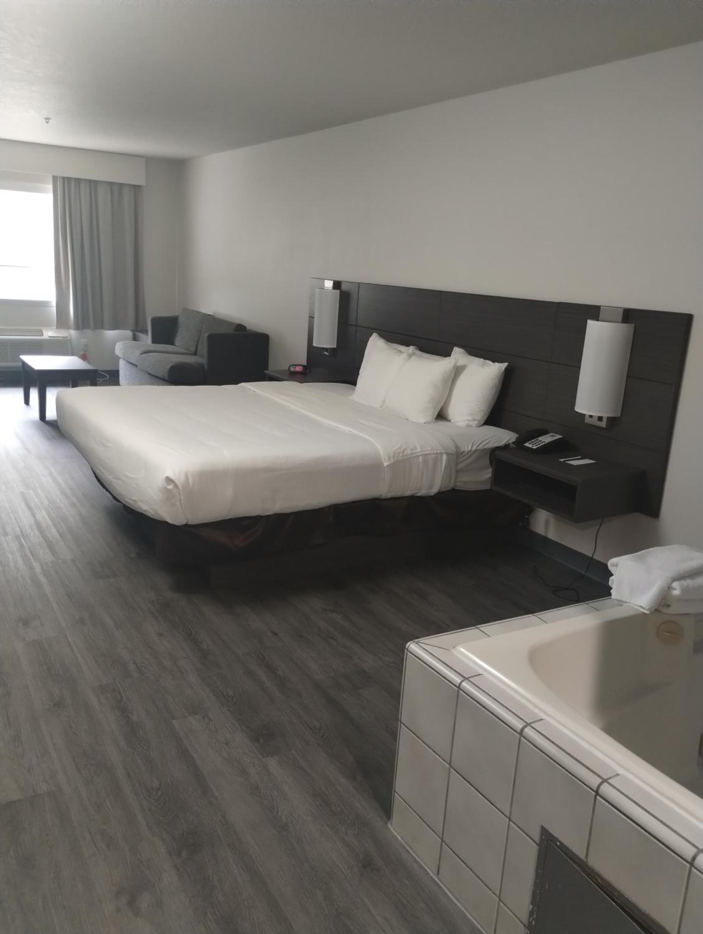 Standard King Room with Whirlpool in bath and Sofabed - Non Smoking  - Photo 6