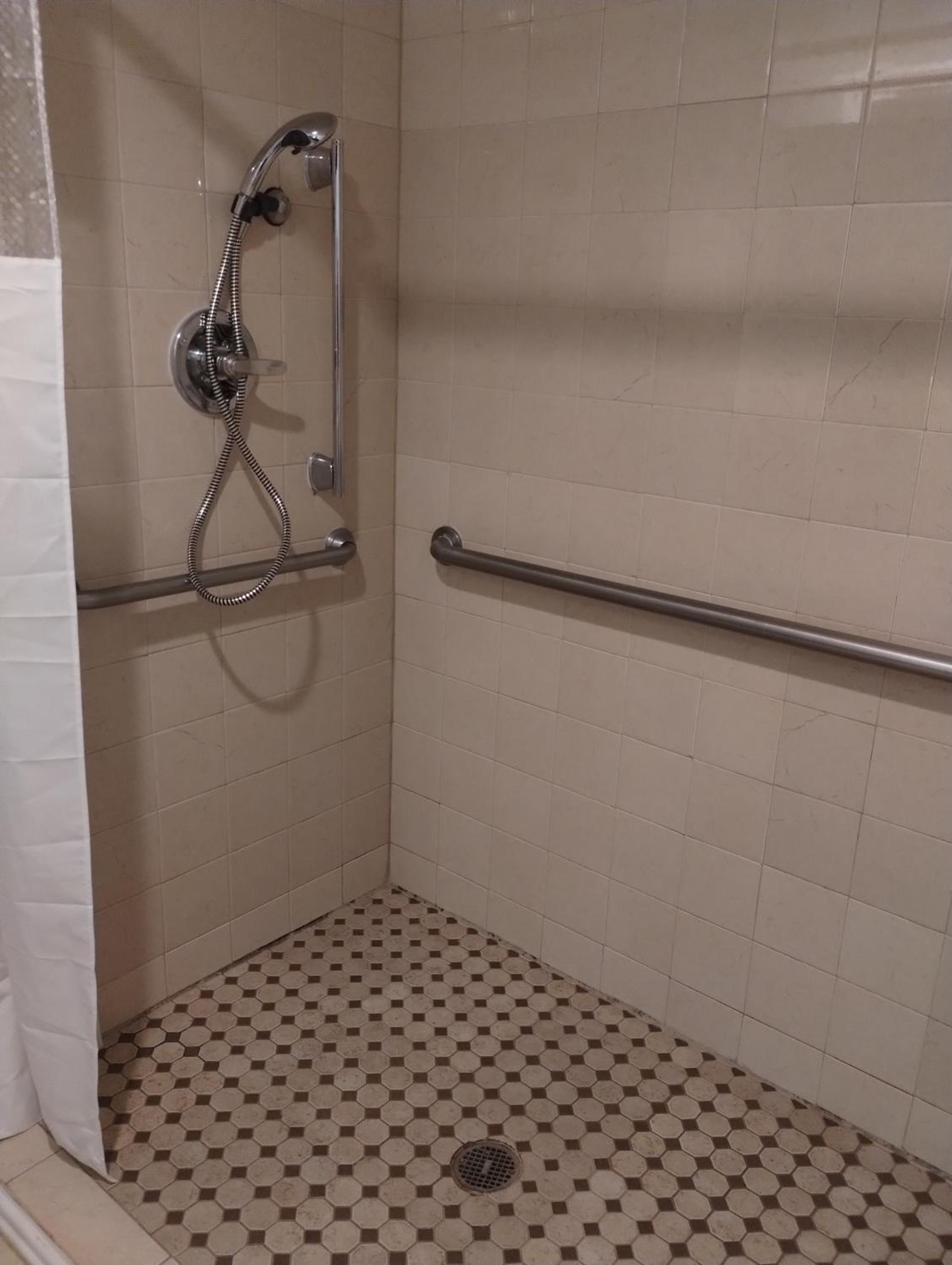 Queen Room with Two Queen Beds - Accessible/Non Smoking - Photo 11