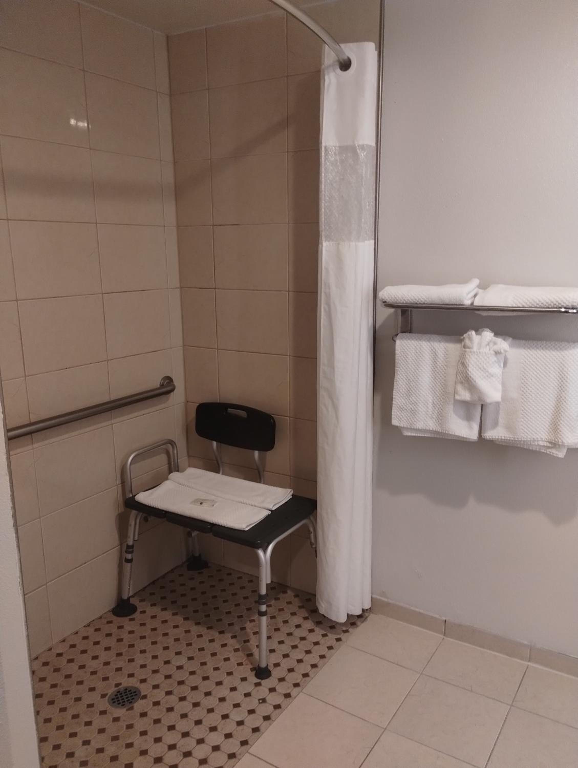 Queen Room - Accessible/Non Smoking - Photo 5