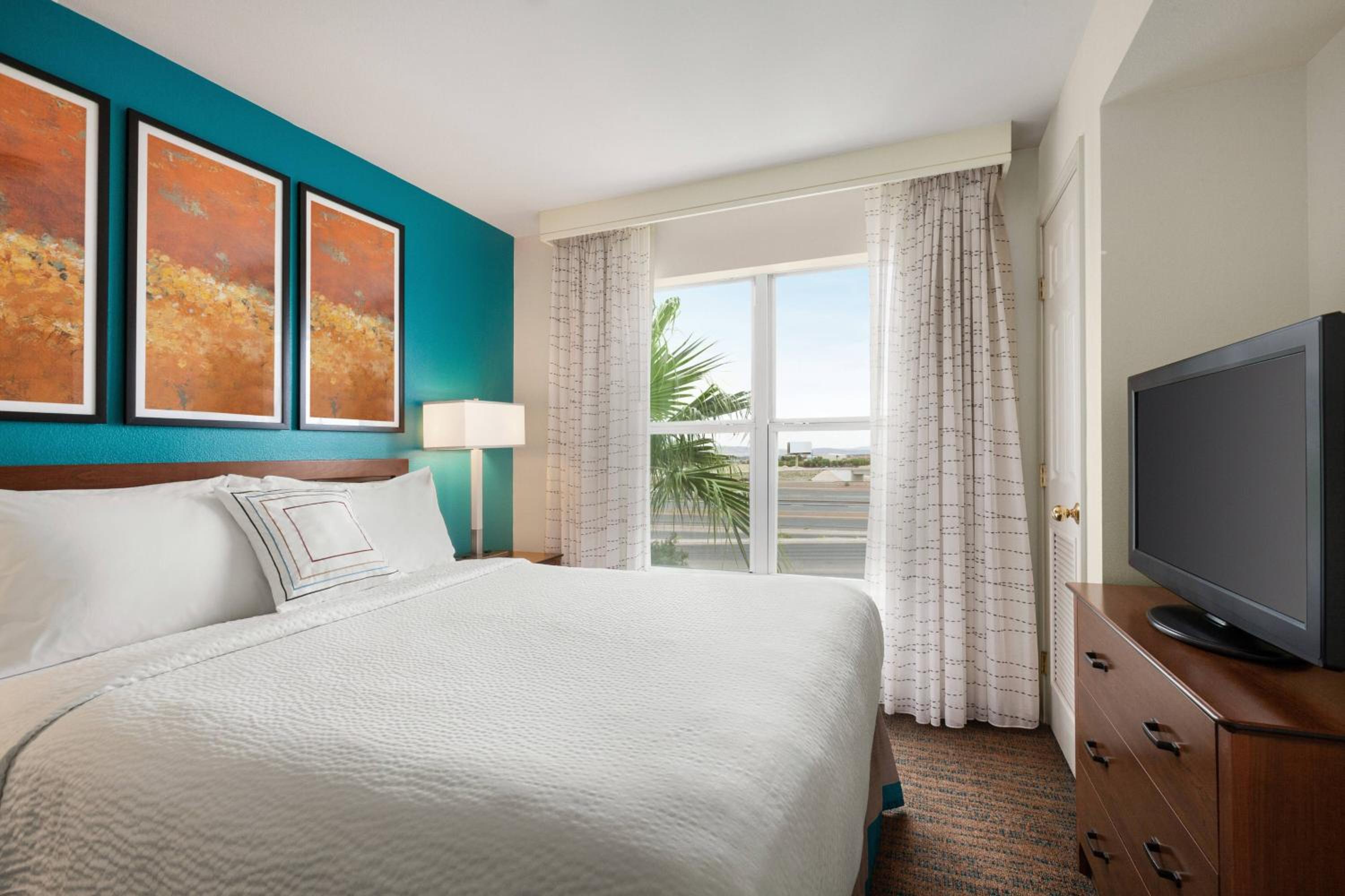 One-Bedroom Queen Suite with Sofa Bed - Photo 6