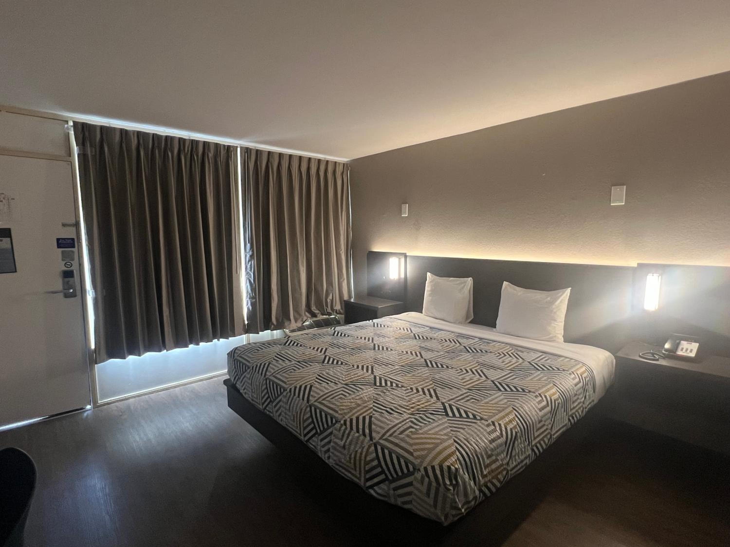 Deluxe King Room - Non-Smoking - Photo 1