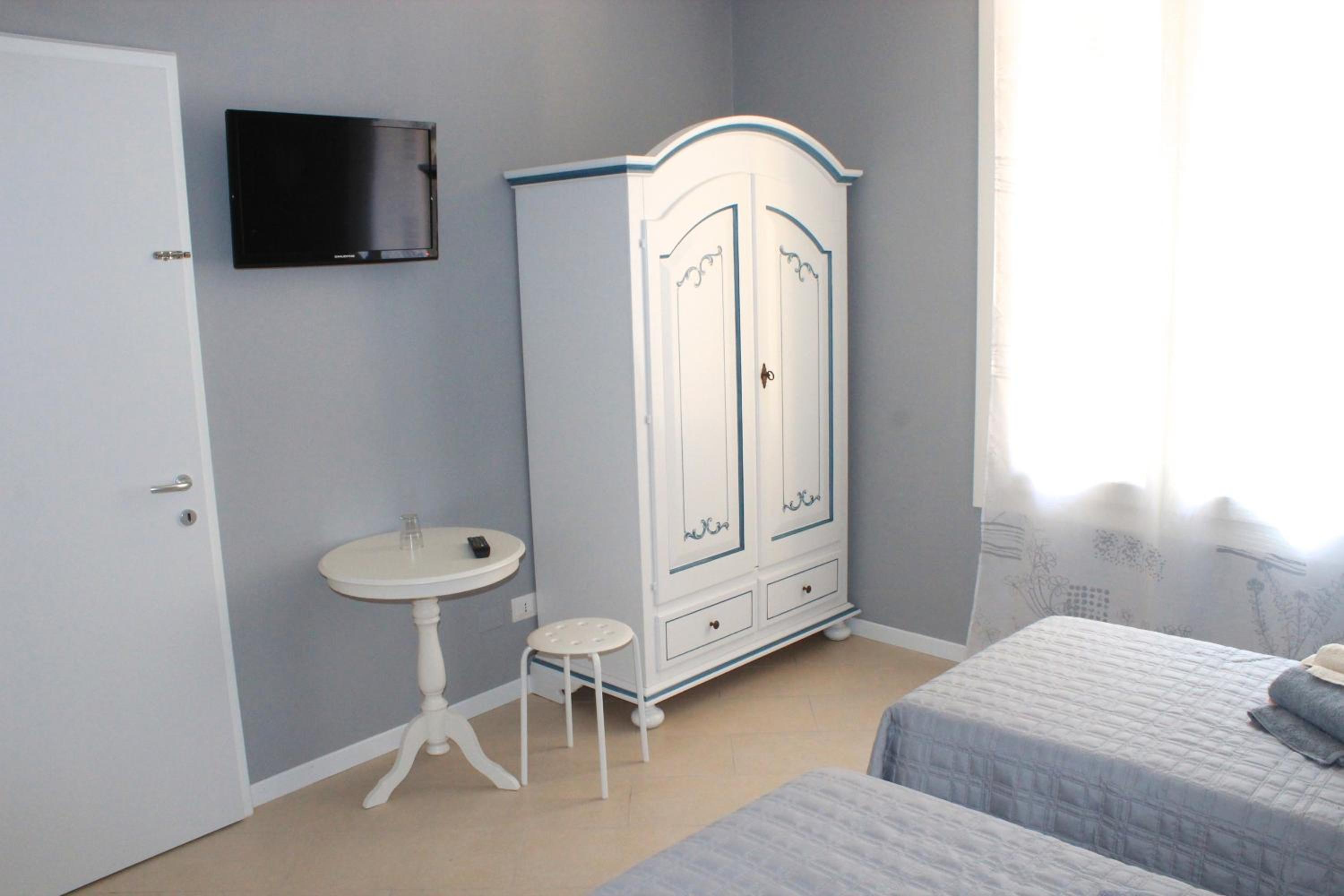 Double or Twin Room with Private Bathroom - Photo 6