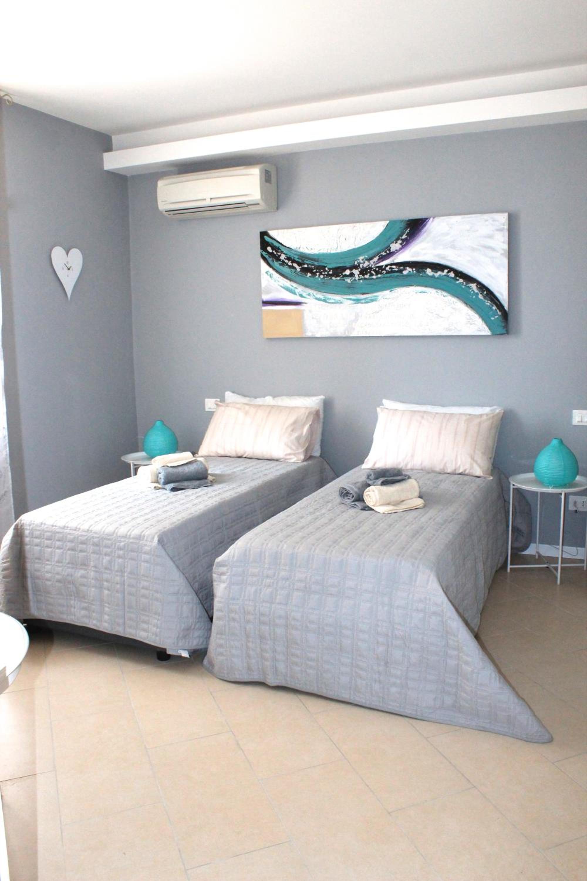 Double or Twin Room with Private Bathroom - Photo 4