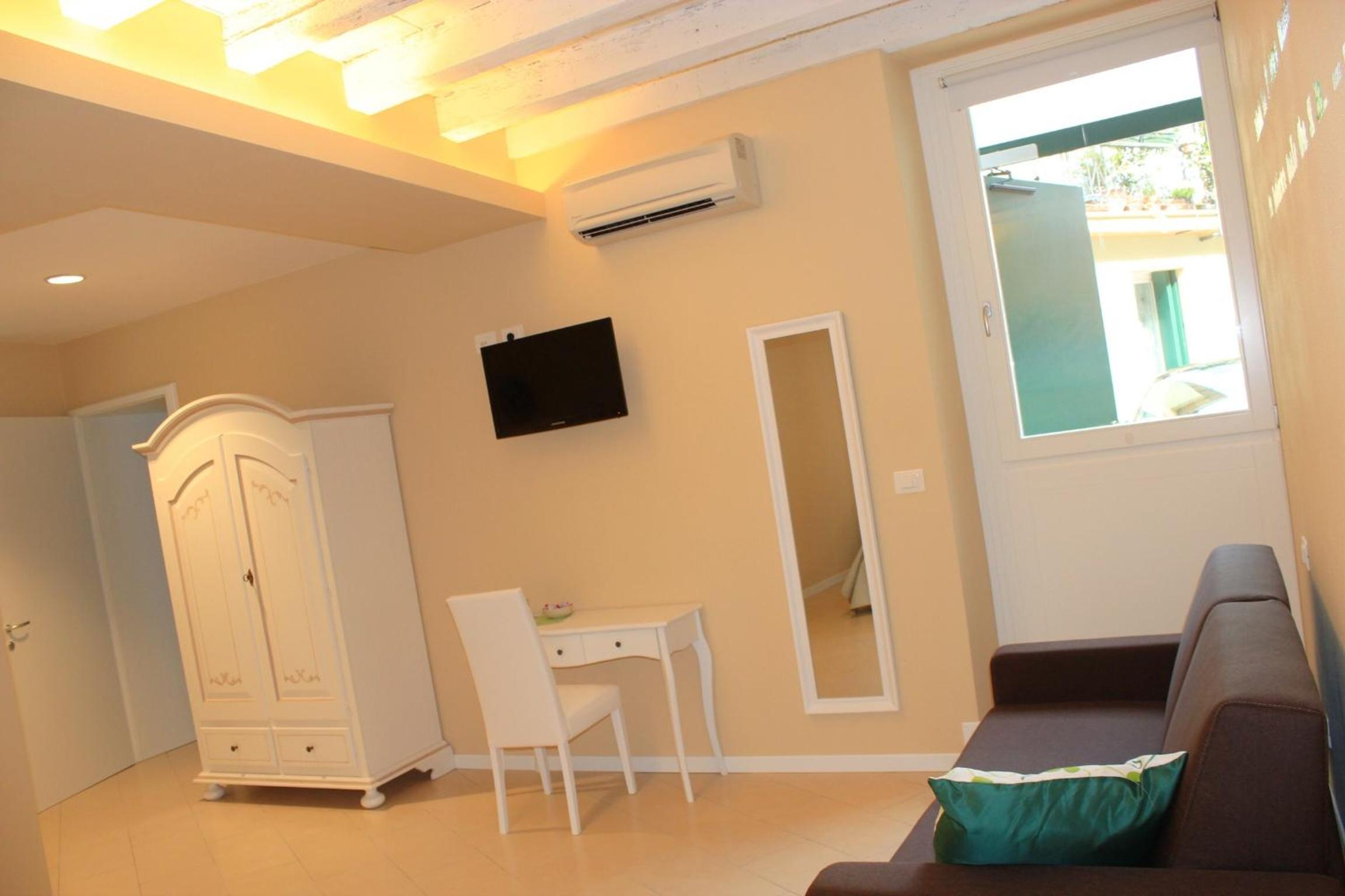 Quadruple Room with Private Bathroom - Photo 3