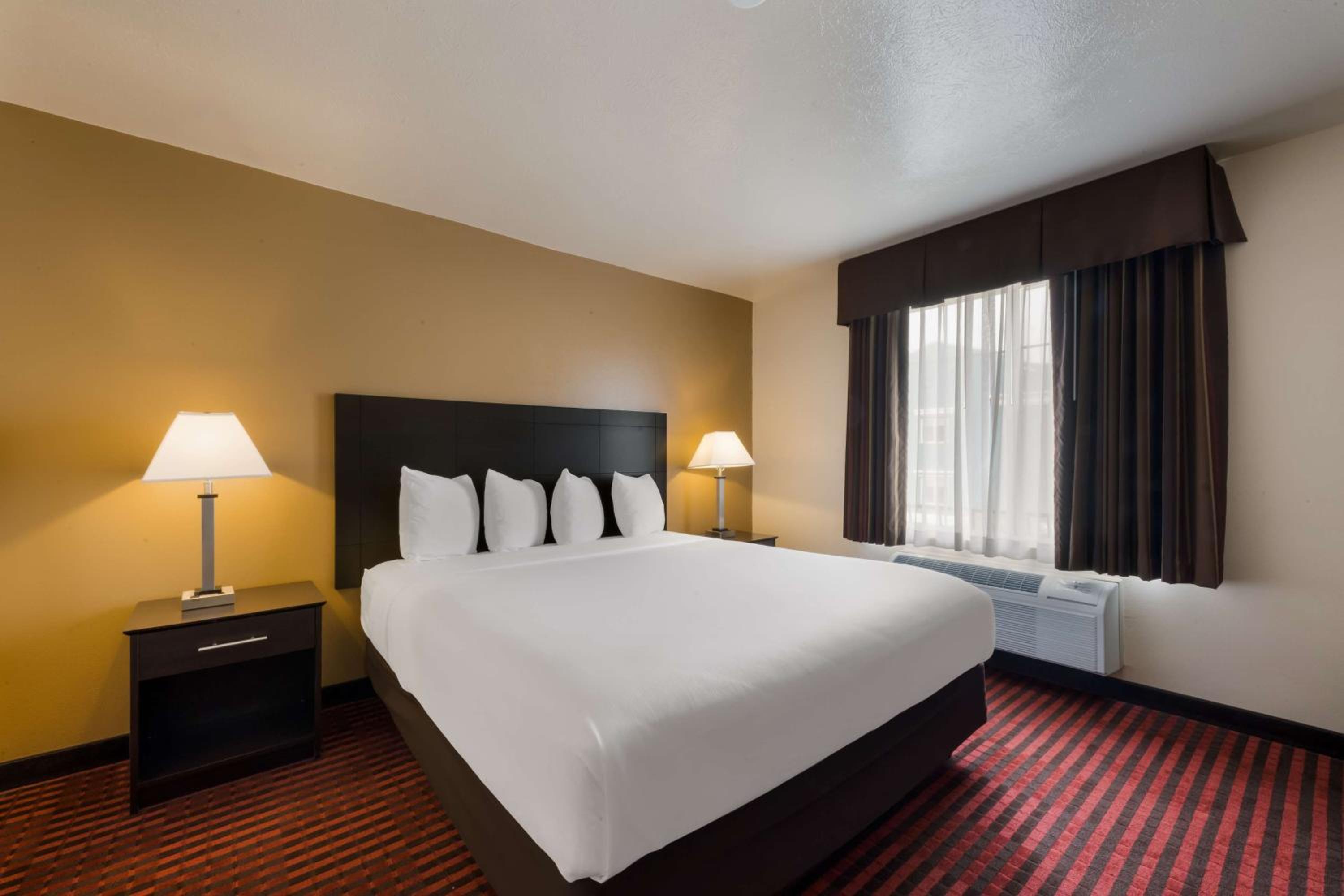 King Suite - Non-Smoking - Photo 1