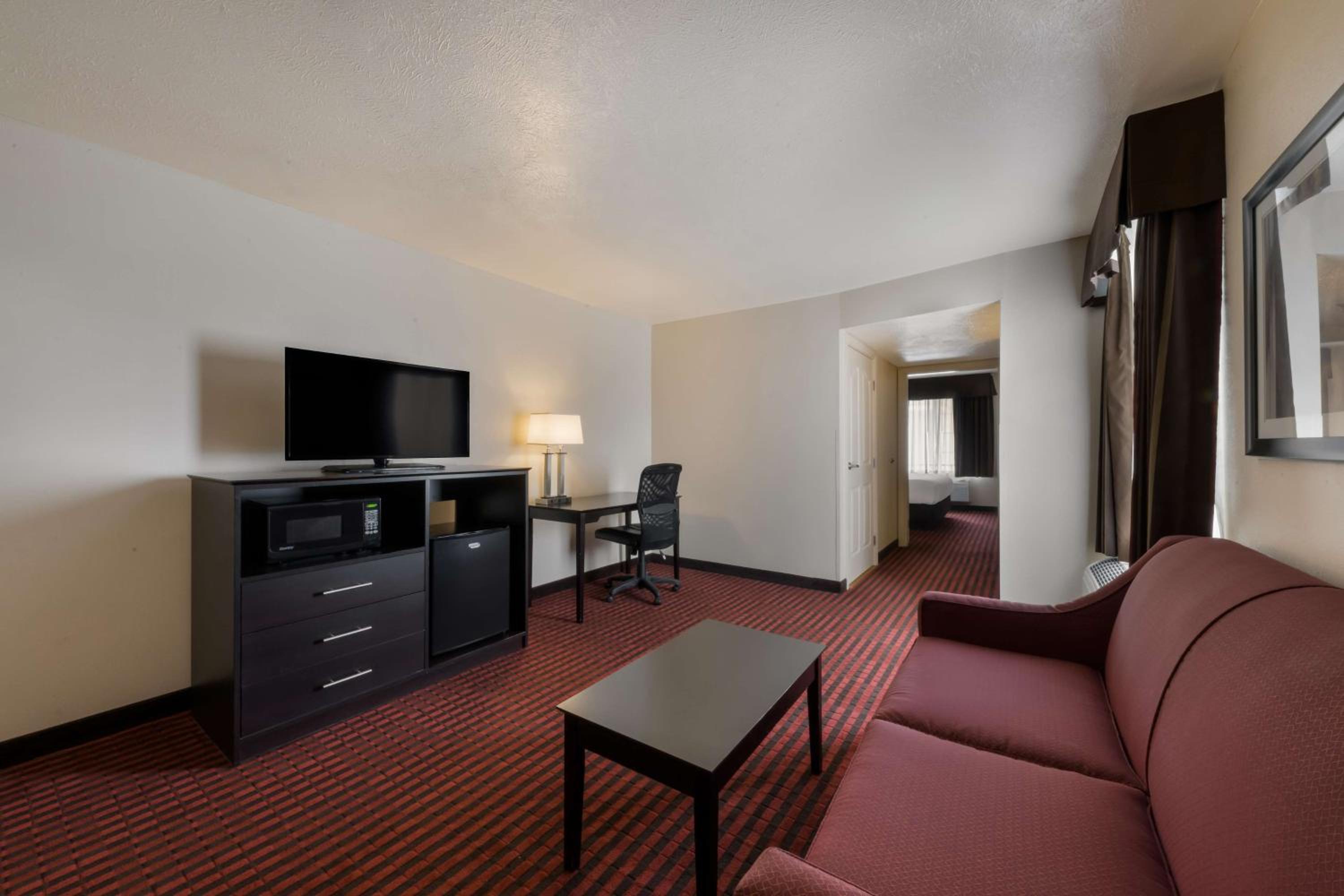 King Suite - Non-Smoking - Photo 2
