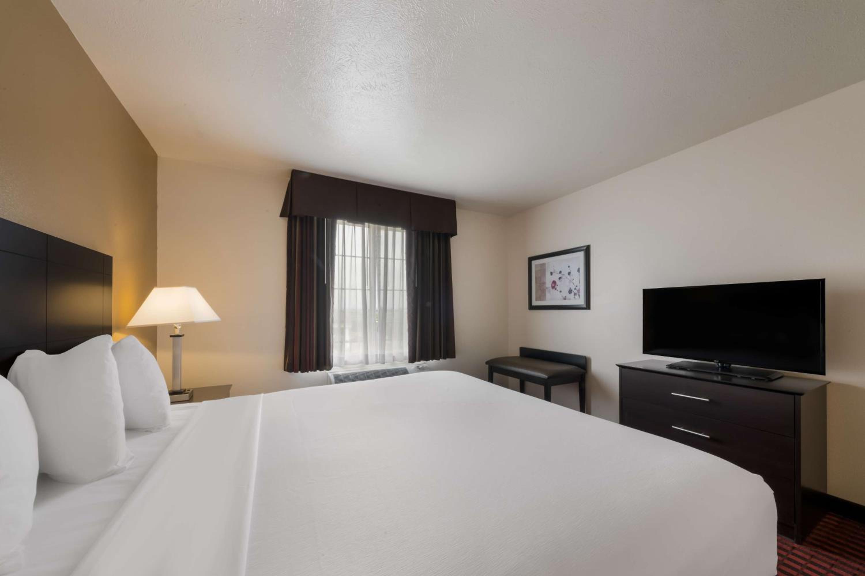 King Suite - Non-Smoking - Photo 6