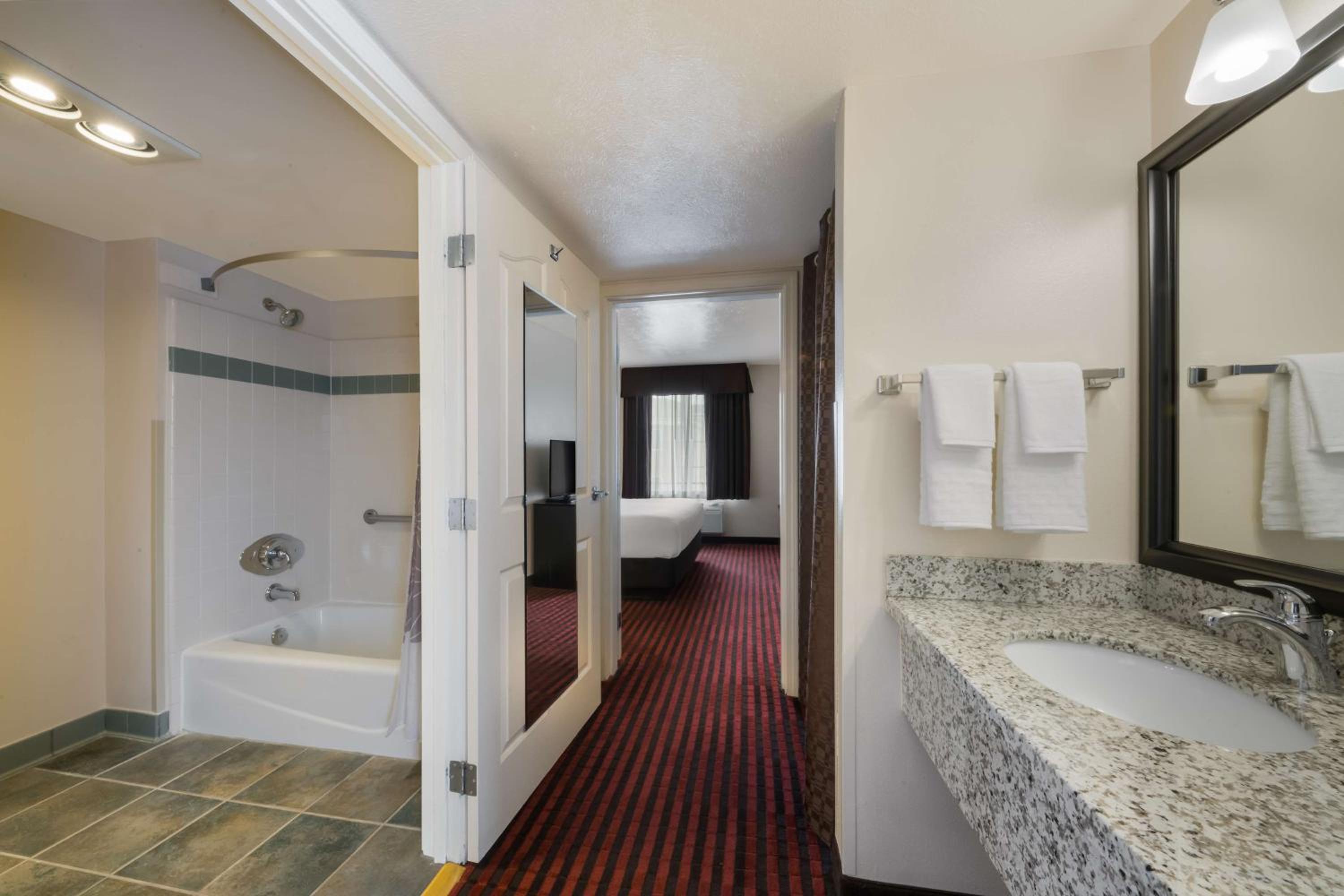 King Suite - Non-Smoking - Photo 5