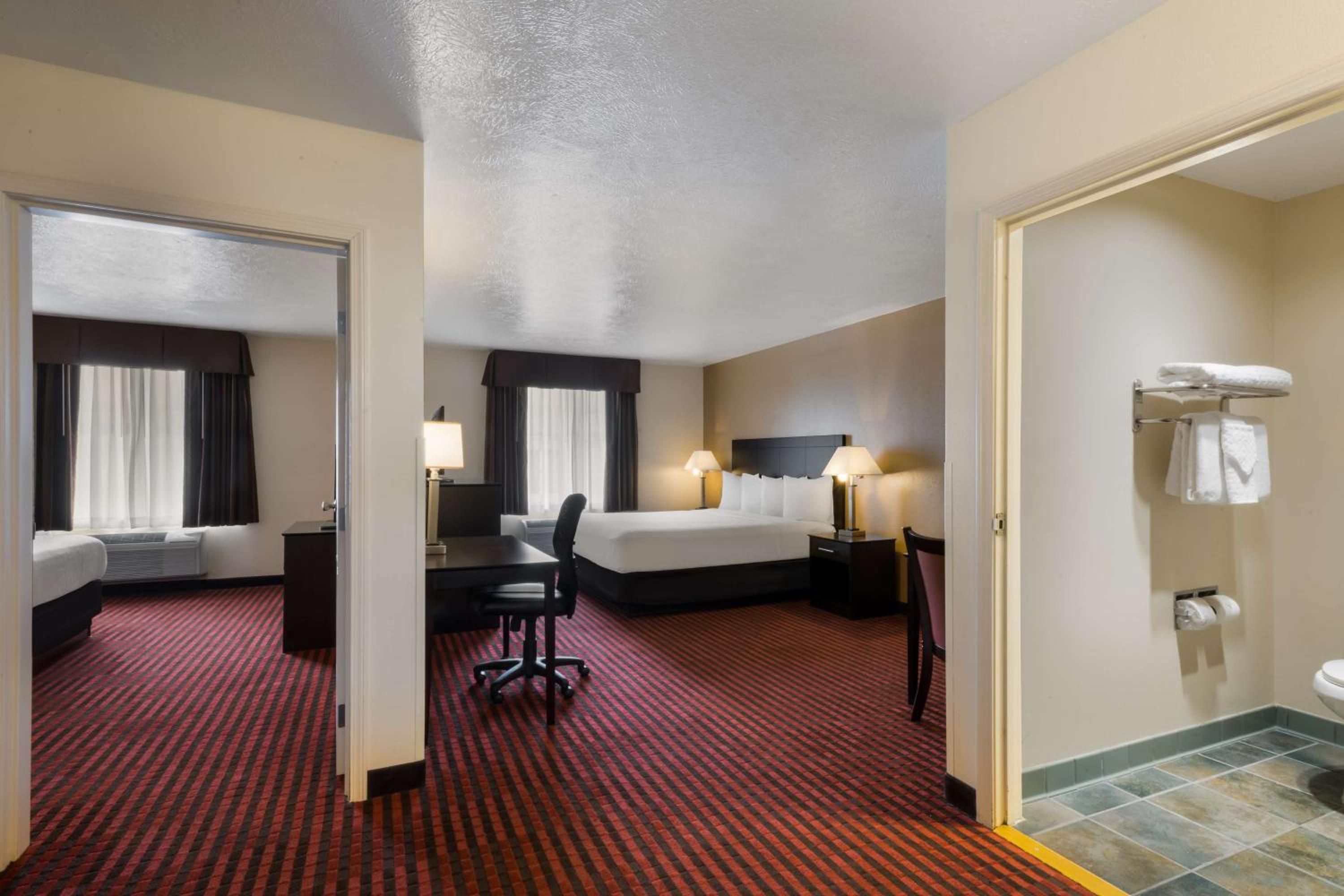 Suite - Non-Smoking - Photo 1