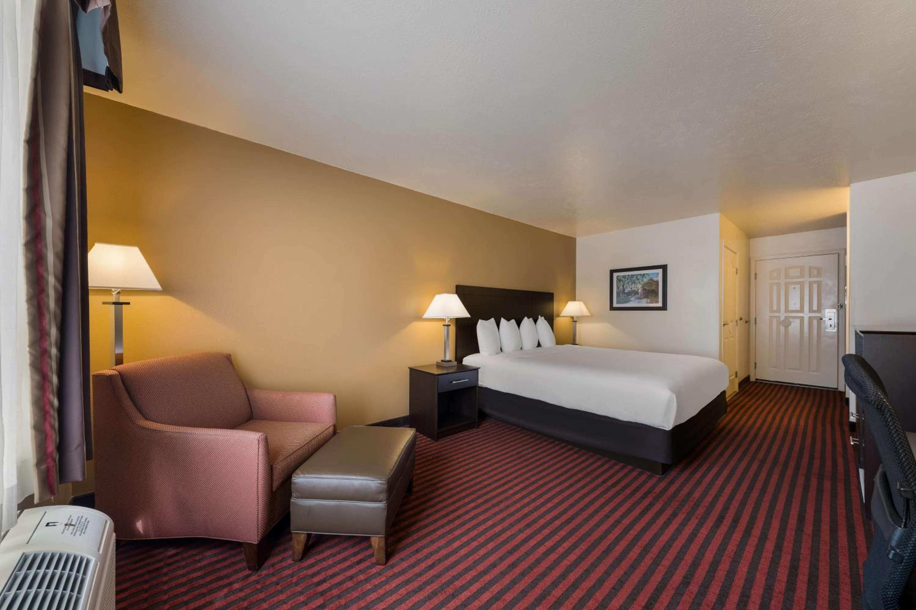 King Room - Non-Smoking - Photo 3