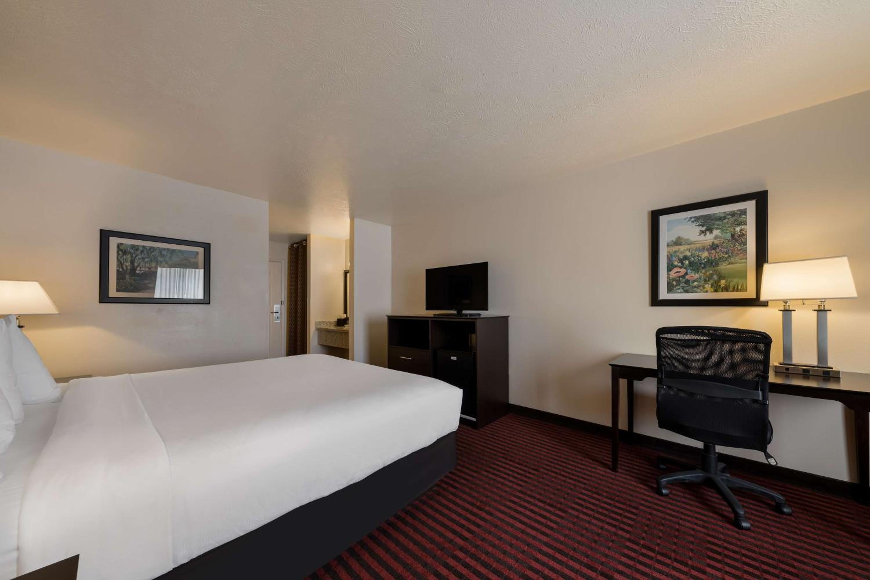 King Room - Non-Smoking - Photo 2
