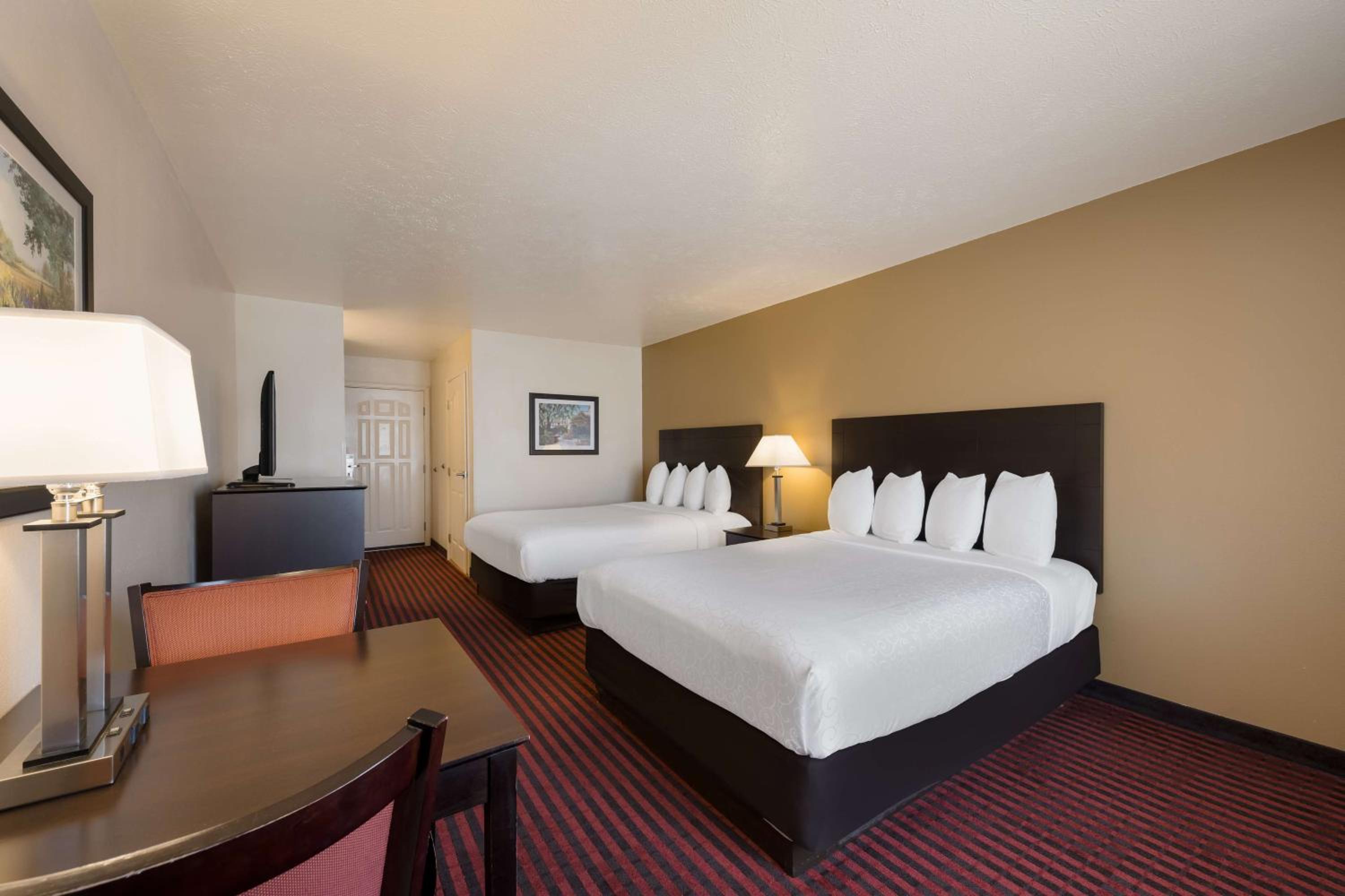 Queen Room with Two Queen Beds - Non-Smoking - Photo 4