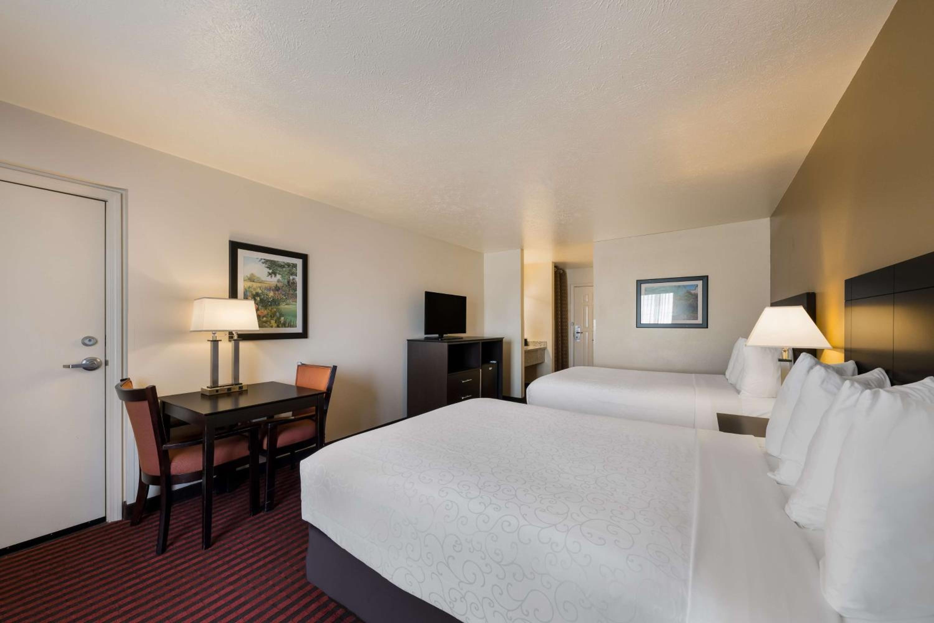 Queen Room with Two Queen Beds - Non-Smoking - Photo 6