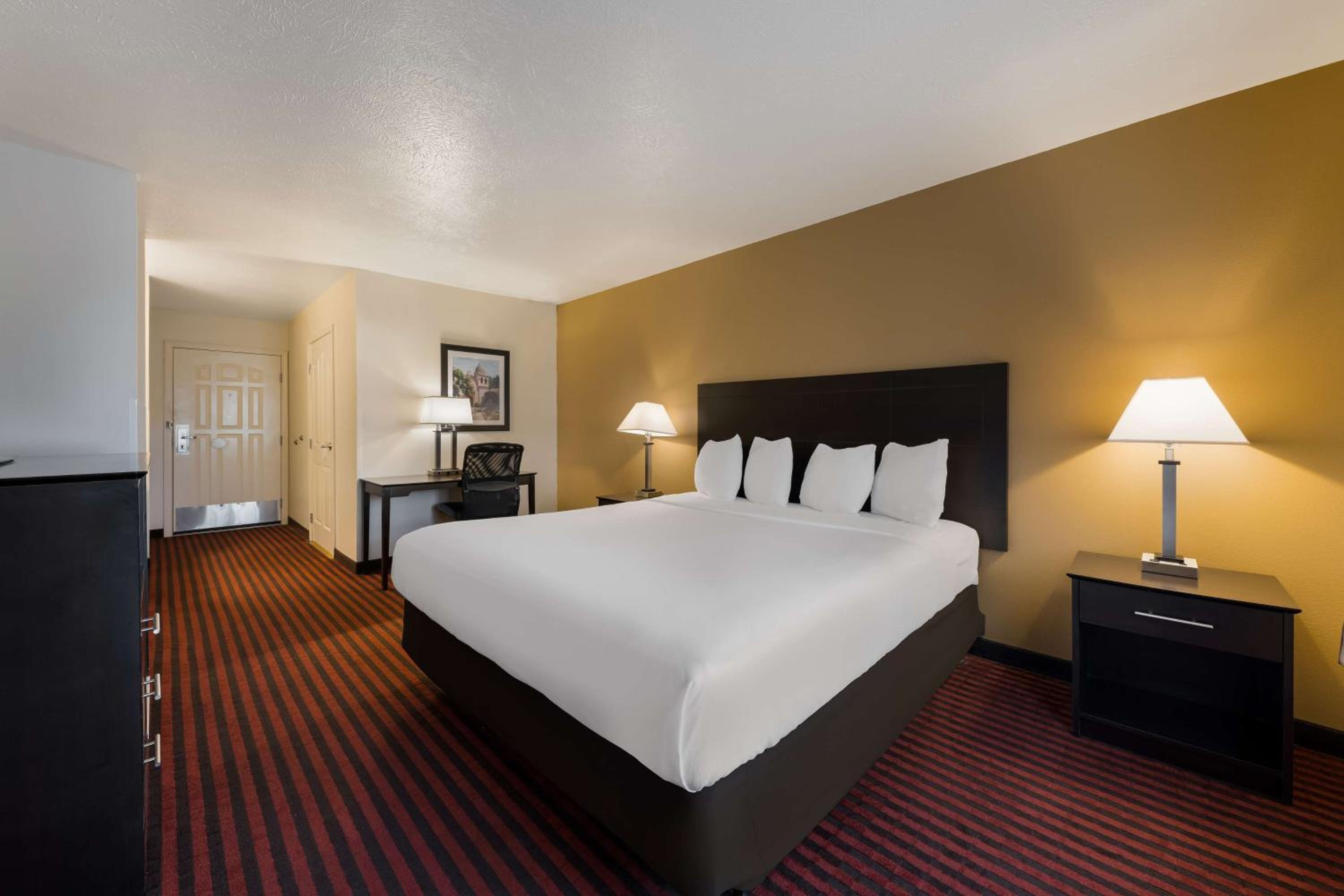 King Room with Roll-In Shower - Mobility Access/Communication Assistance photo 1