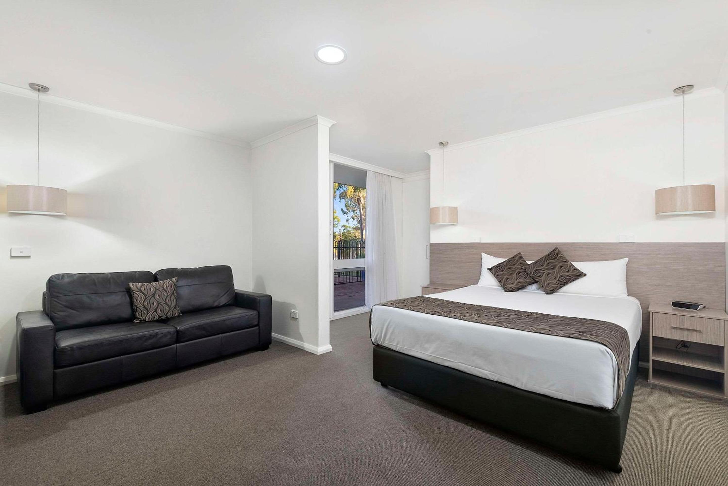 Deluxe Triple Room with Pool View - Non-Smoking