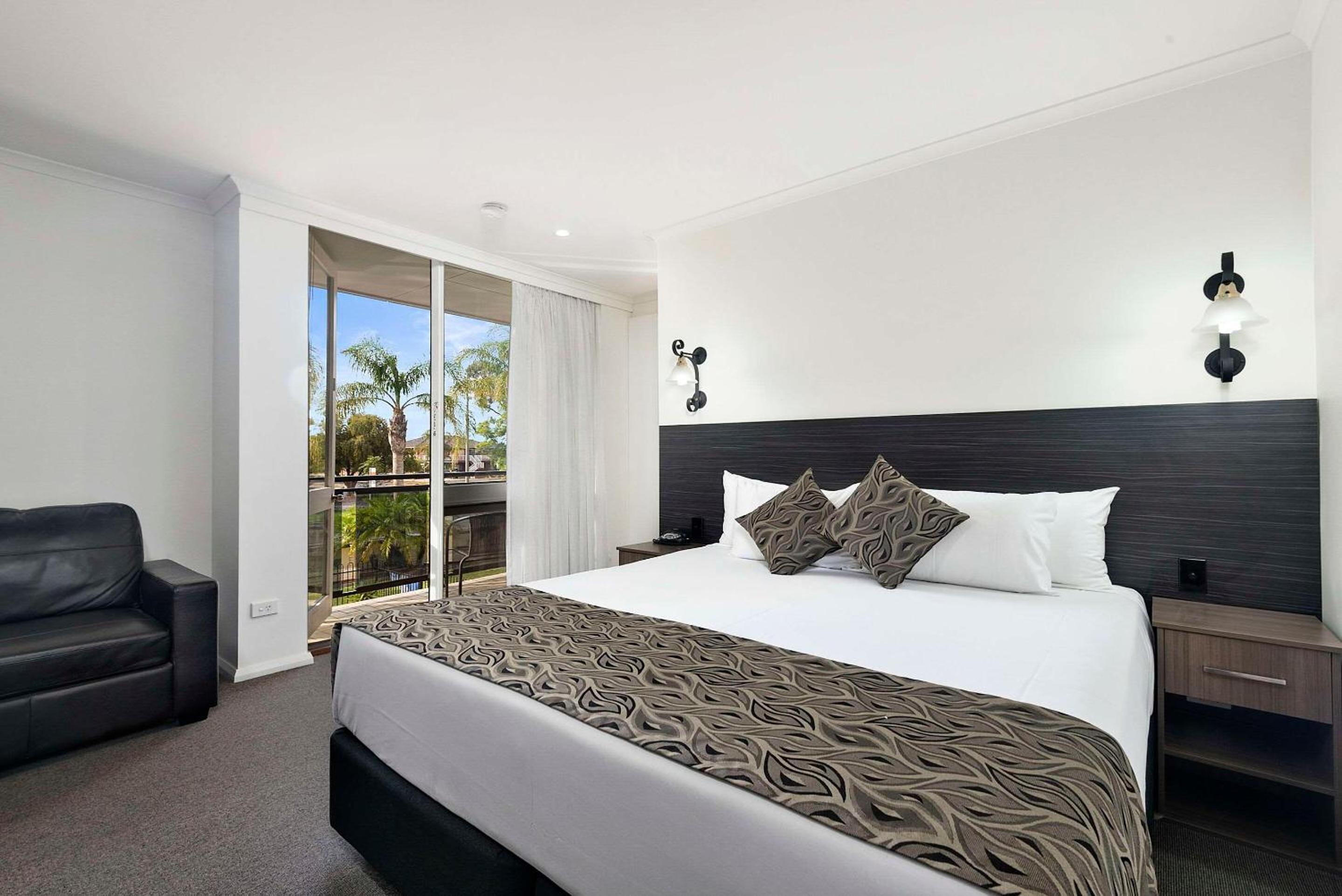 Deluxe King Room with Pool View - Non Smoking