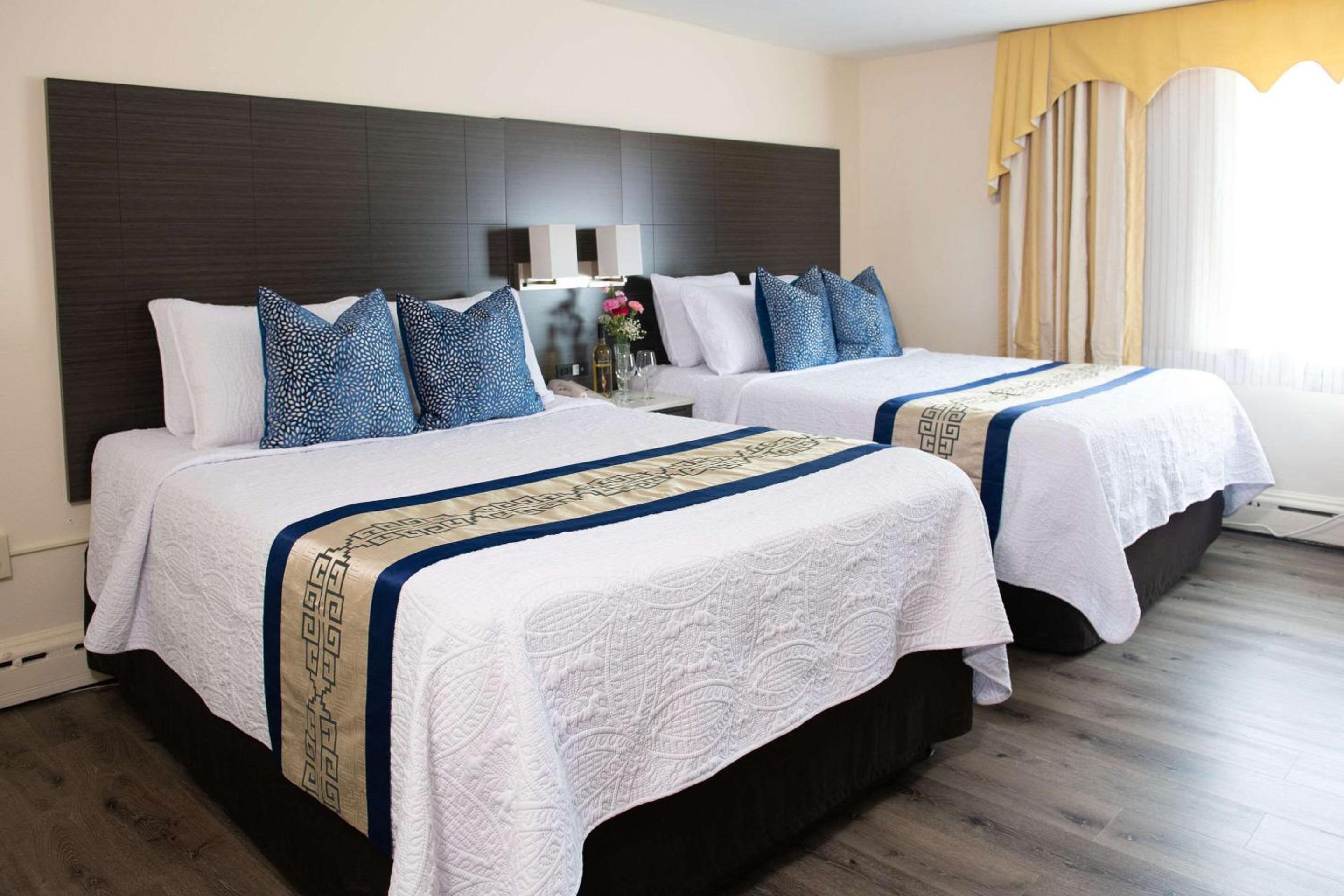 Standard Queen Room with Two Queen Beds - Non-Smoking - Photo 1