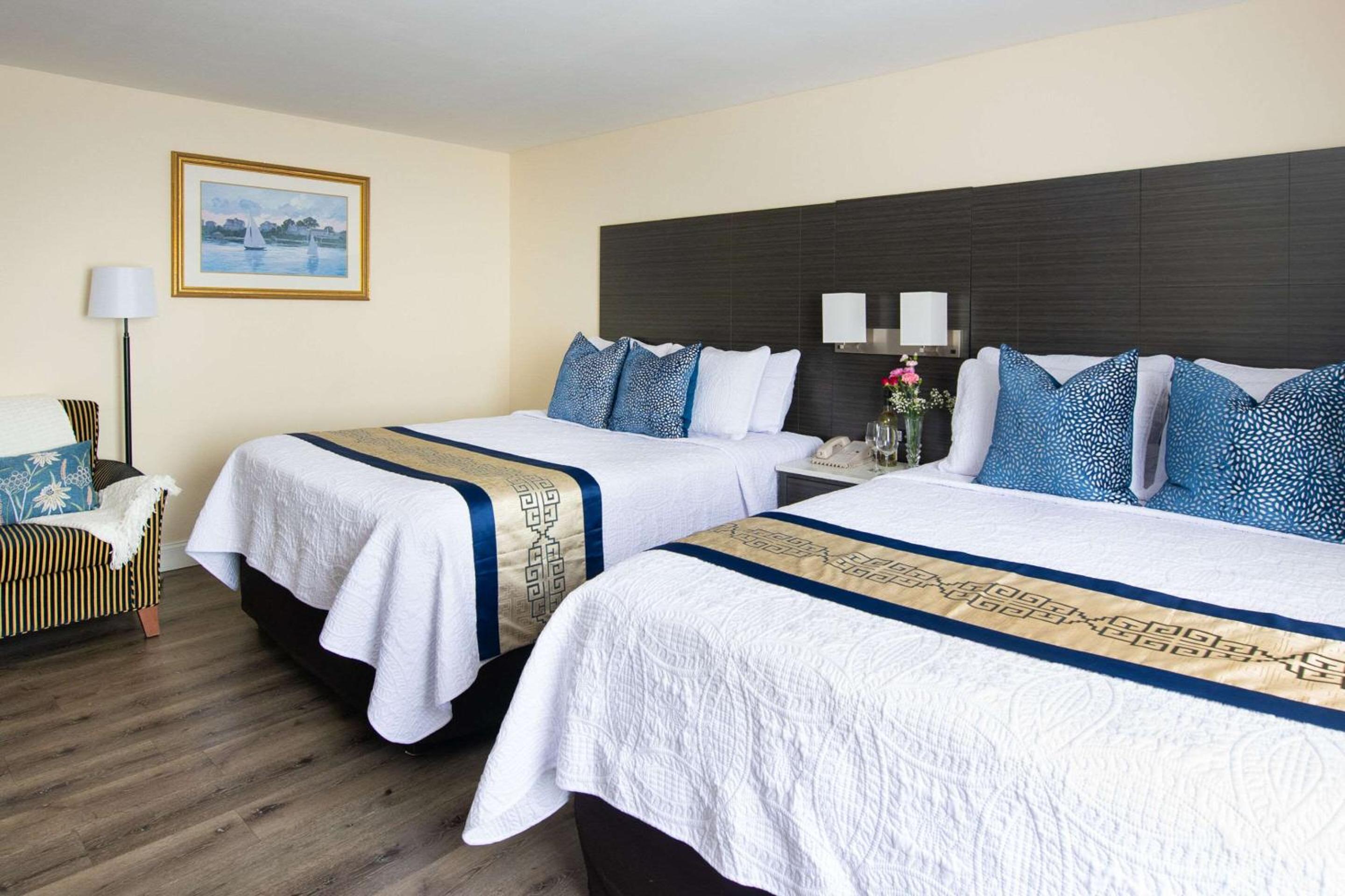 Standard Queen Room with Two Queen Beds - Non-Smoking - Photo 9