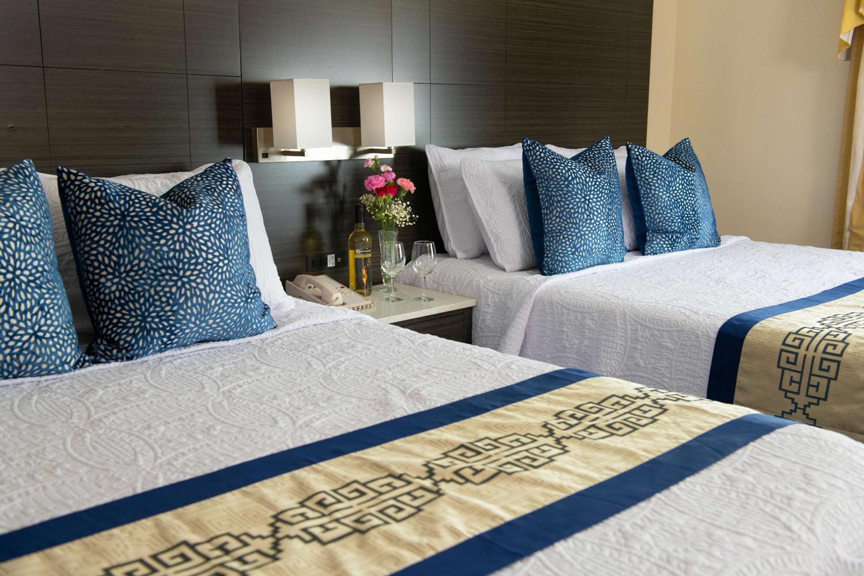 Standard Queen Room with Two Queen Beds - Non-Smoking - Photo 8