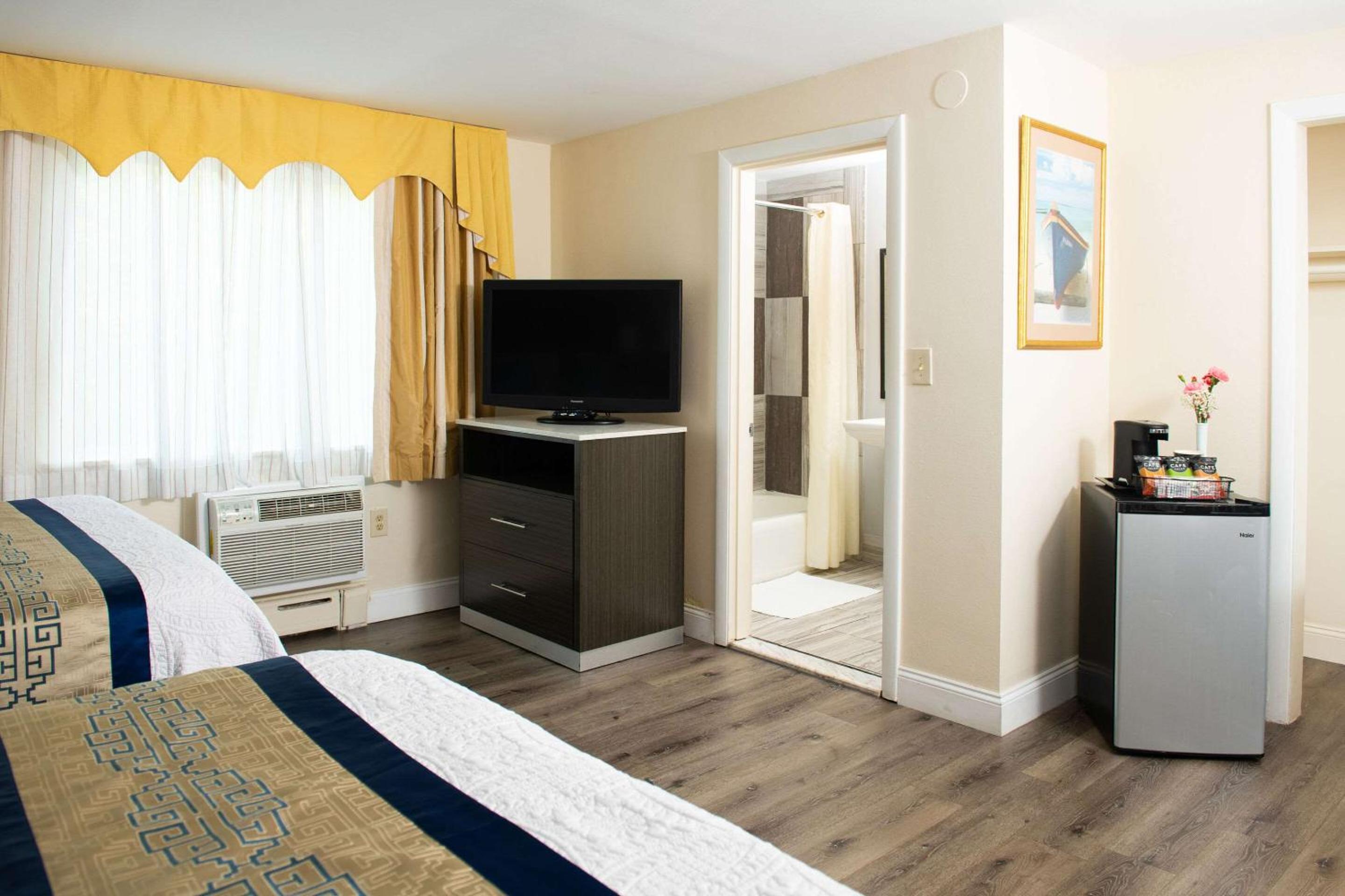 Standard Queen Room with Two Queen Beds - Non-Smoking - Photo 7