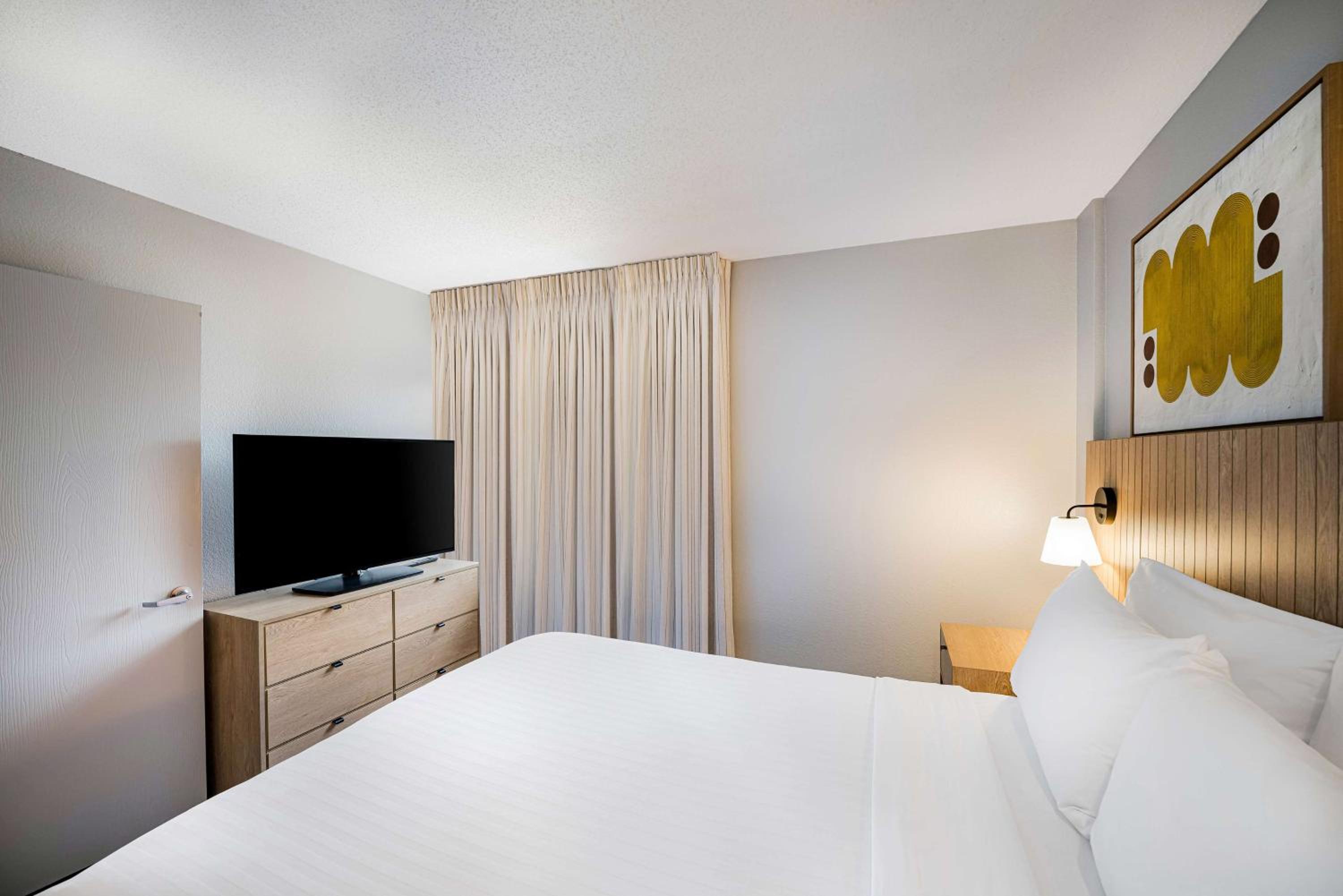 One-Bedroom Queen Suite - Photo 9