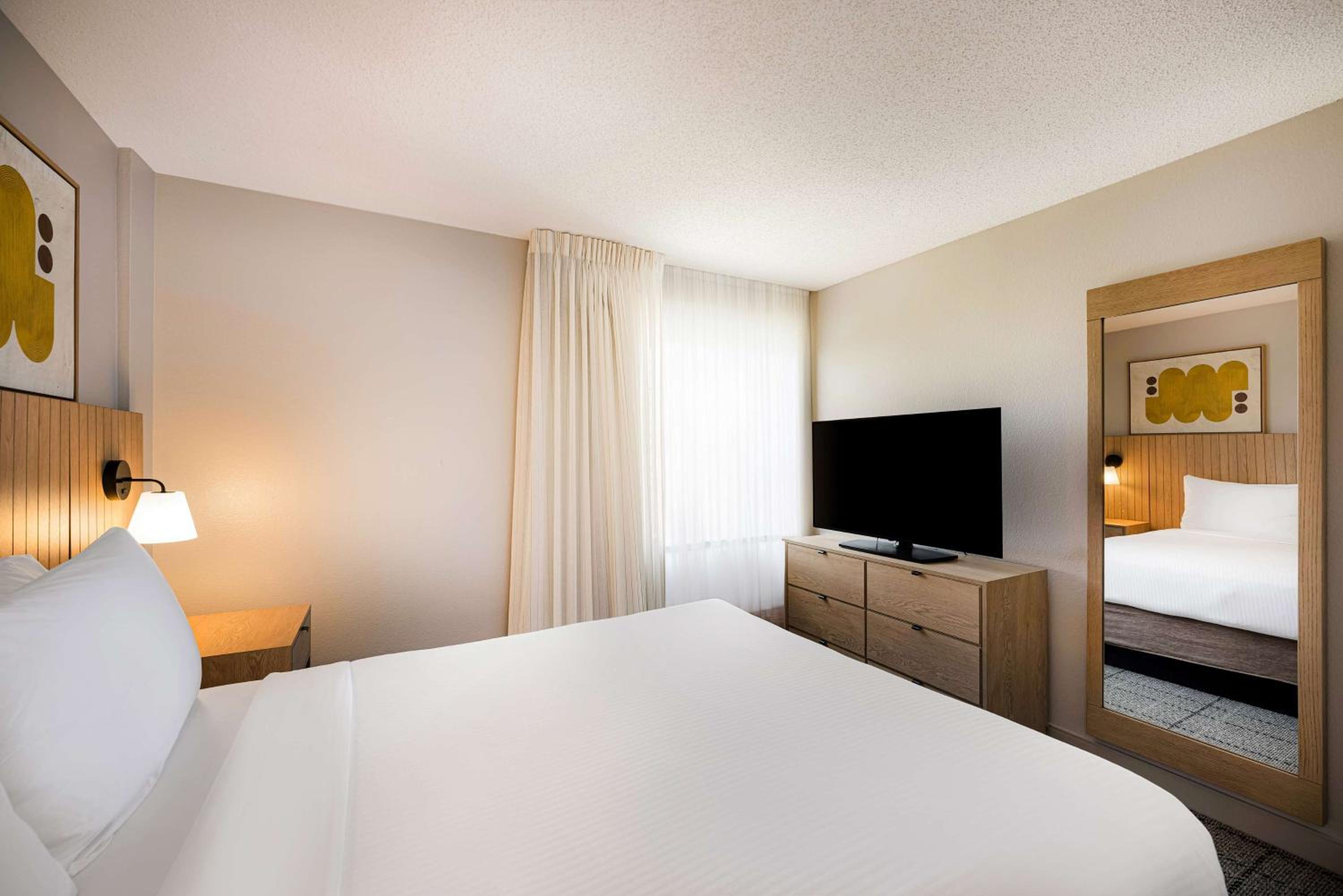 One-Bedroom Queen Suite - Photo 4