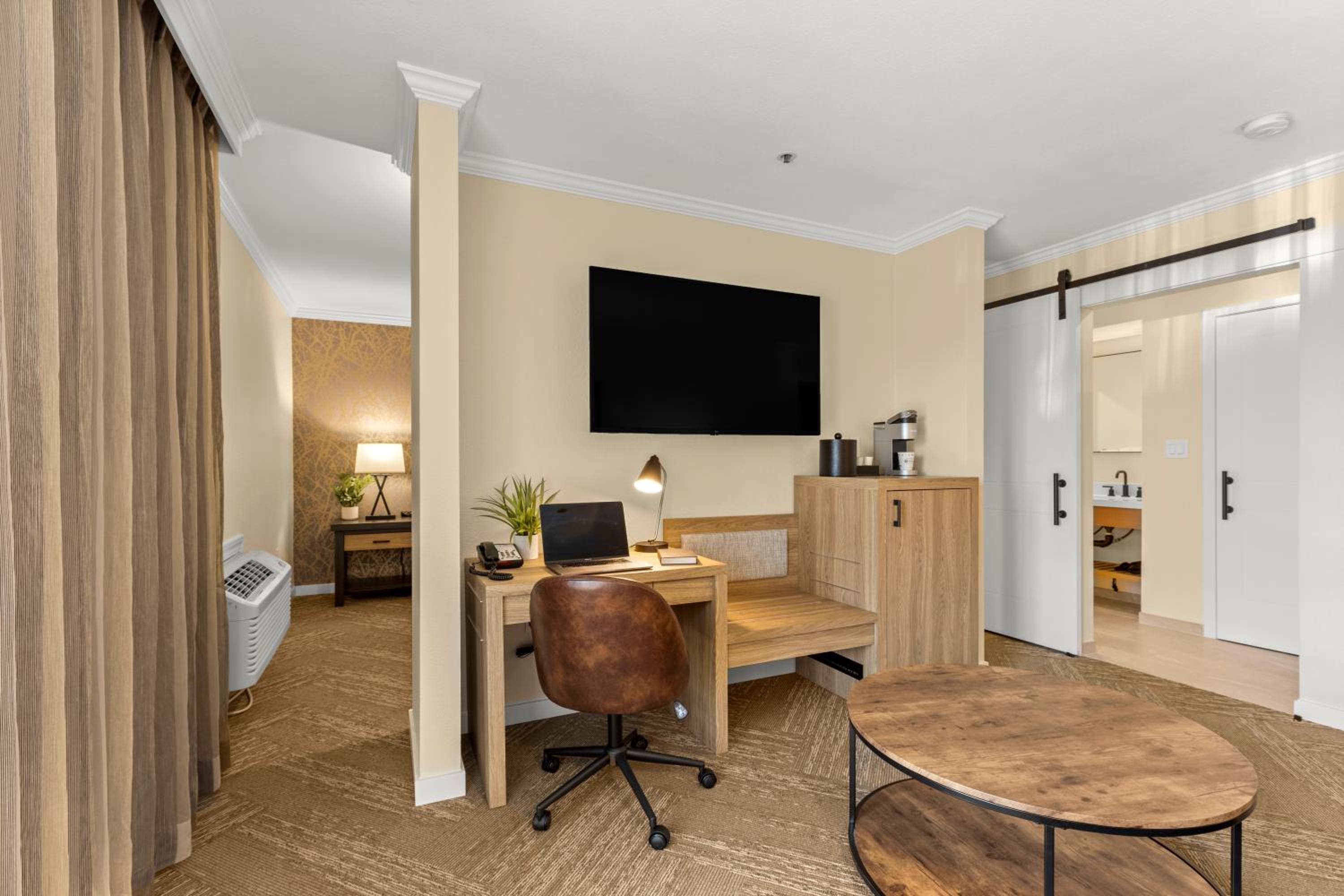 Junior King Suite with Sofa Bed and Walk-In Shower - Interior Entrance/Non-Smoking photo 2