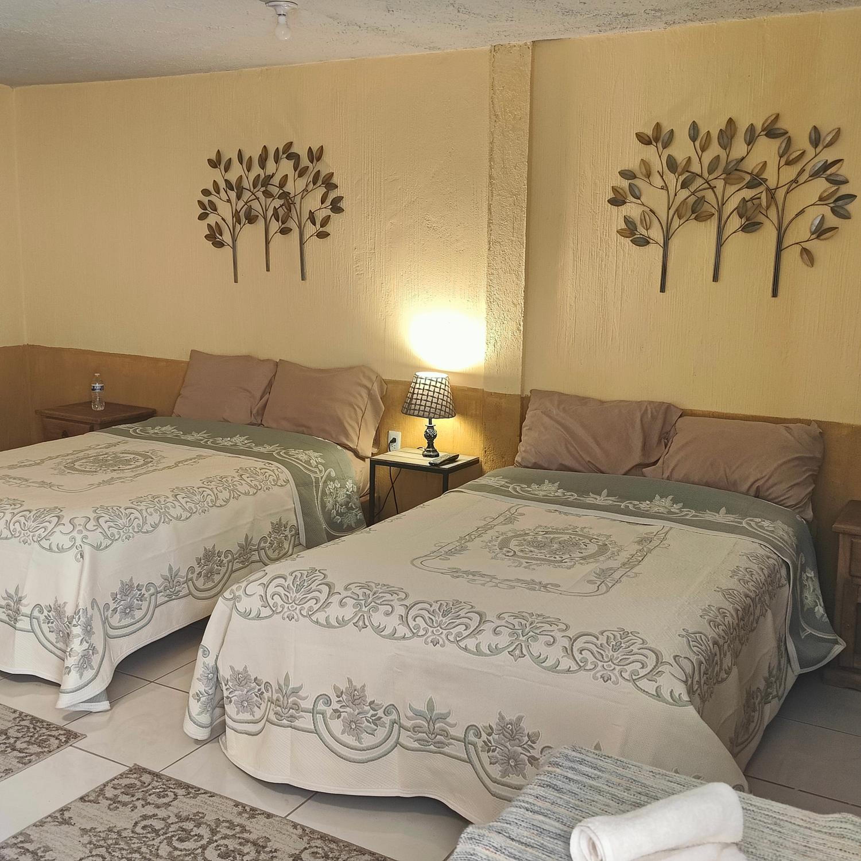 Double or Twin Room with Private Bathroom - Photo 2