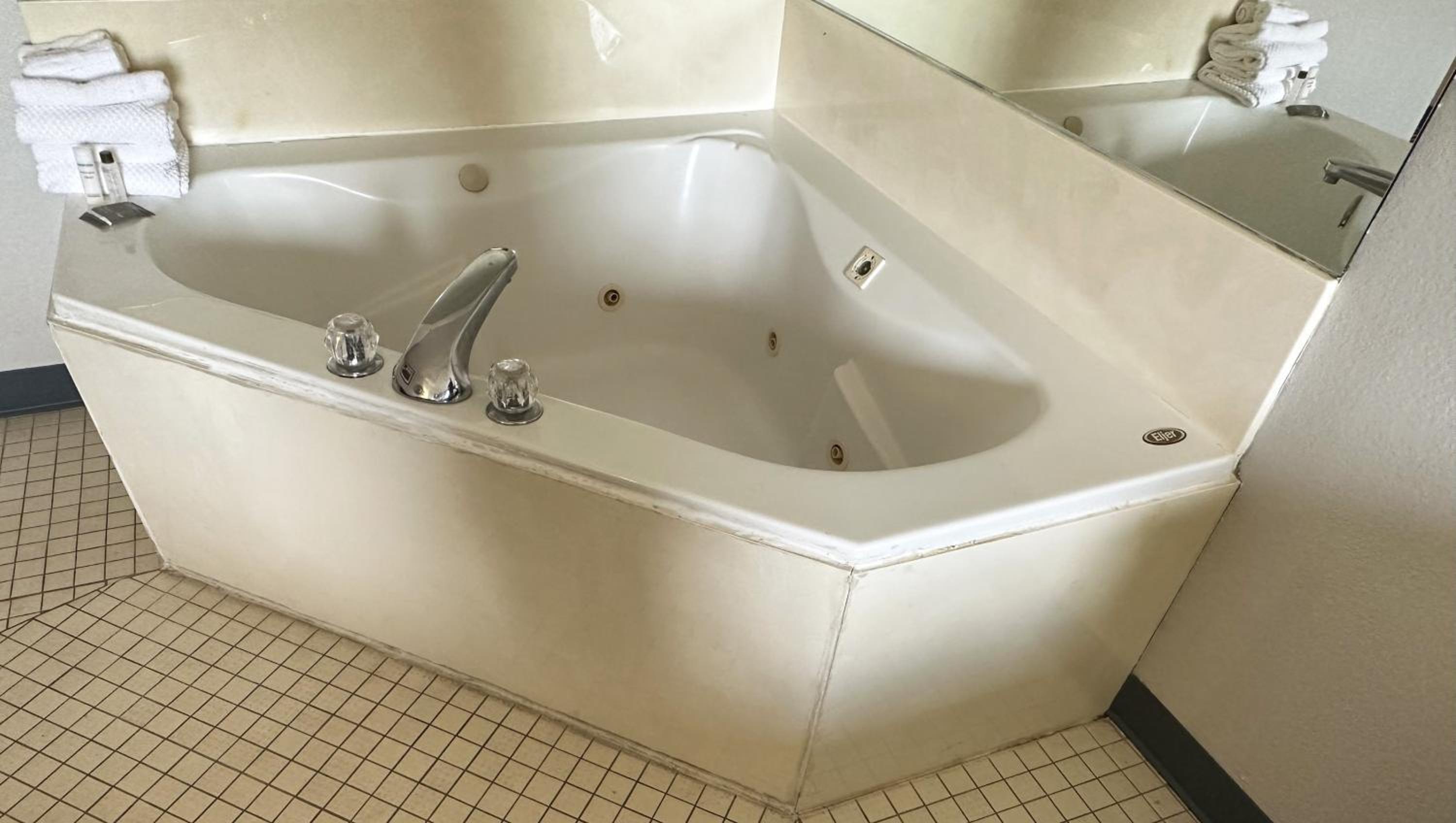 King Room with Spa Bath - Photo 3